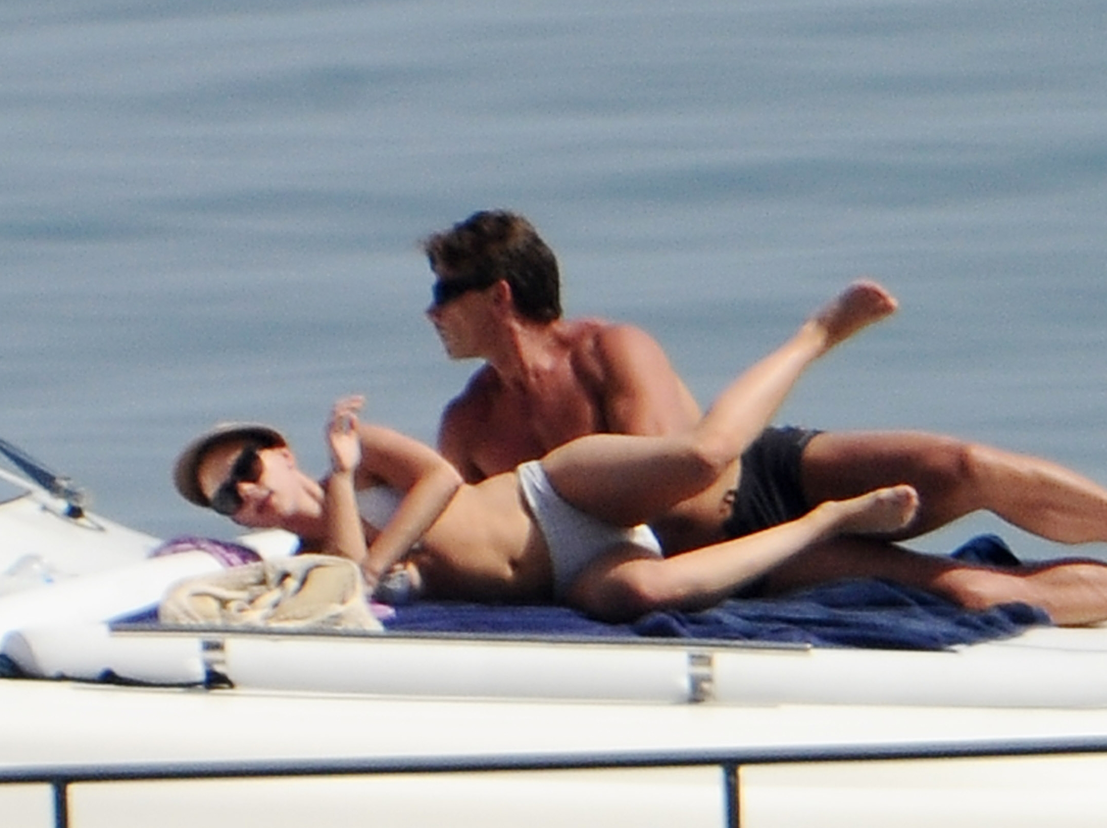 Scarlett_Johansson_bikini_on_a_yacht_in_Taormina_070912_27.jpg