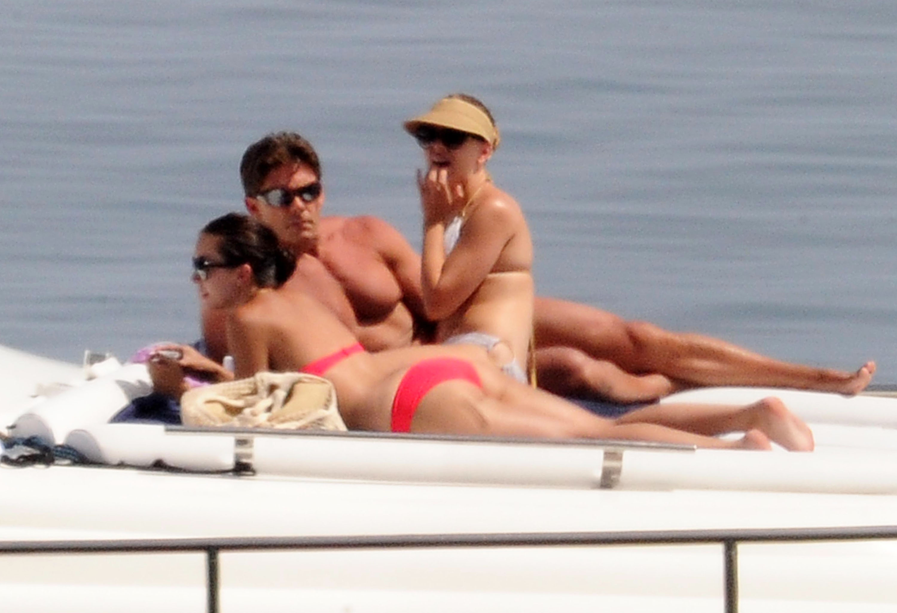 Scarlett_Johansson_bikini_on_a_yacht_in_Taormina_070912_07.jpg