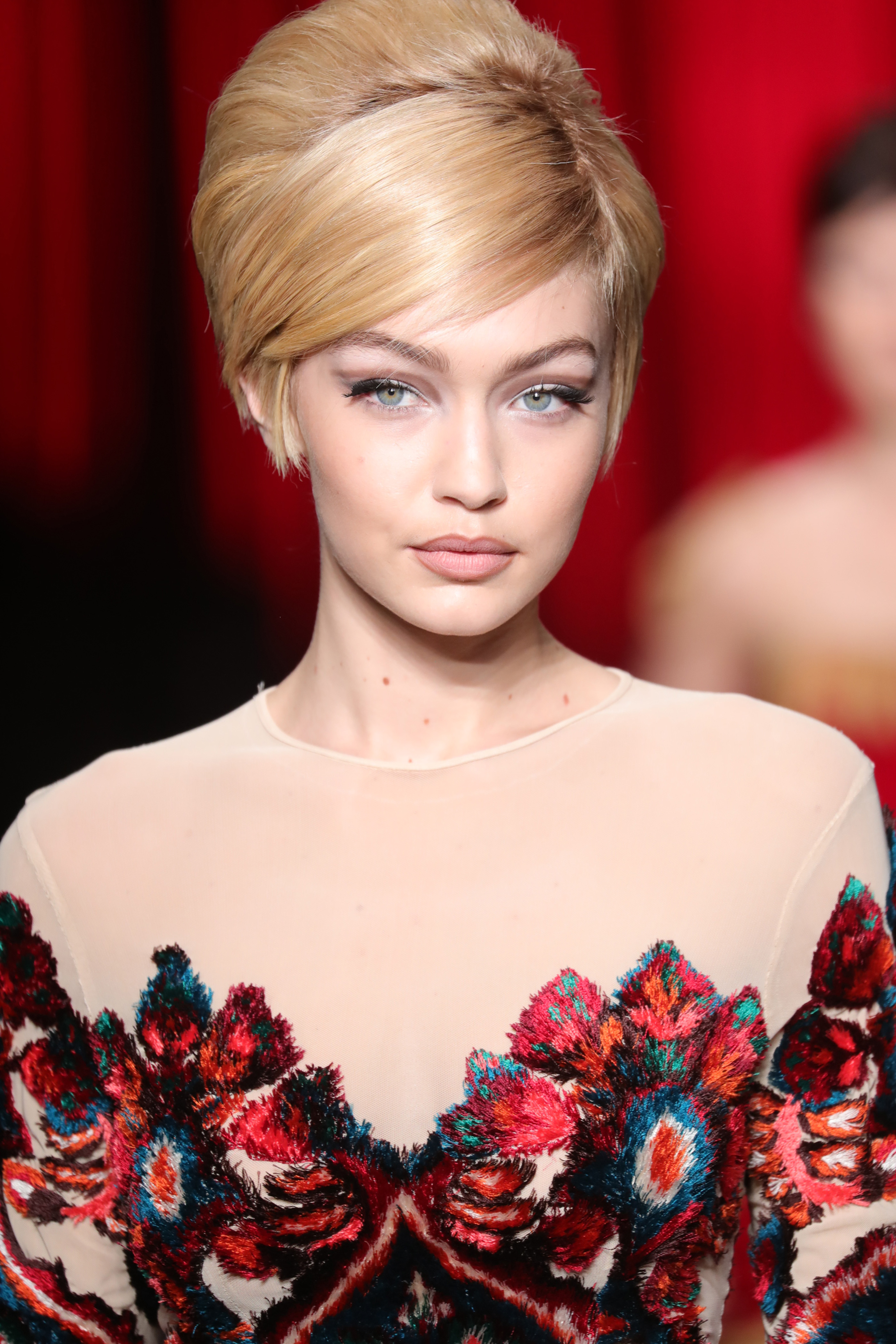 gigi-hadid-moschino-fall-2017-fashion-show-in-milan-22317-37.jpg