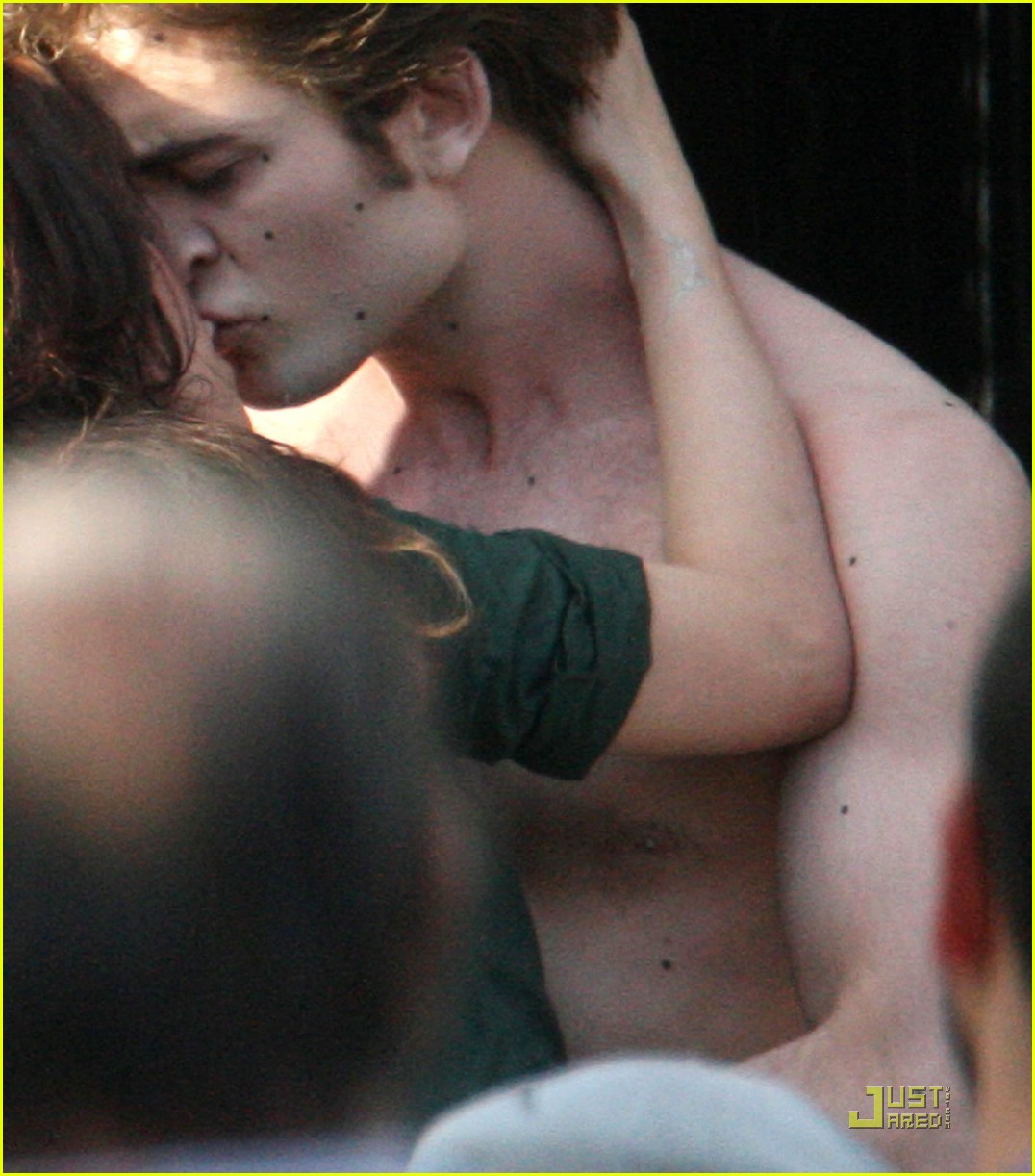 robert-pattinson-kristen-stewart-new-moon-kiss-03.jpg