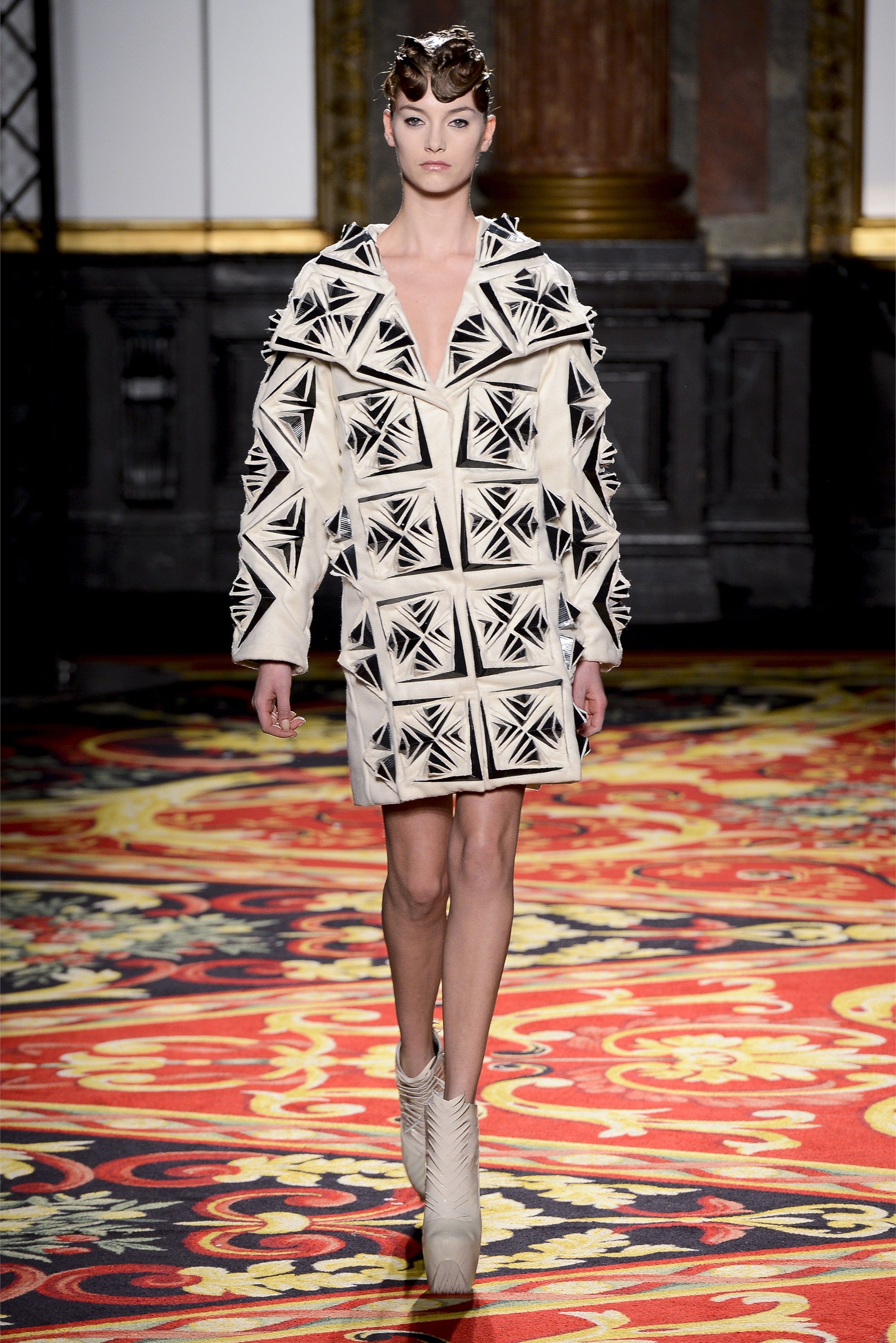 Iris van Herpen Haute Couture SS 2013 02.jpg