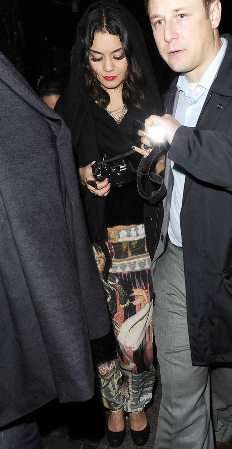 MCFan_for_celeblounge03-04-2011 00-00_20.jpg