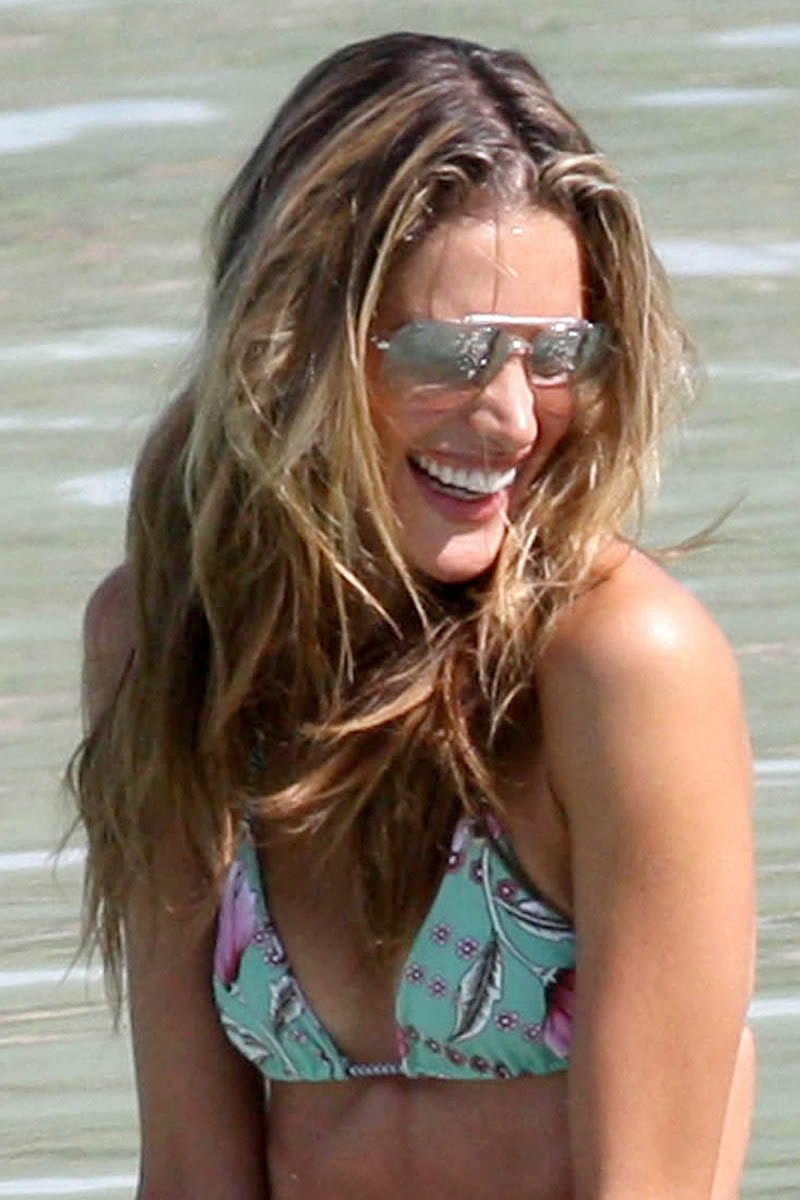 gallery_enlarged-alessandra-ambrosio-six-pack-01.jpg