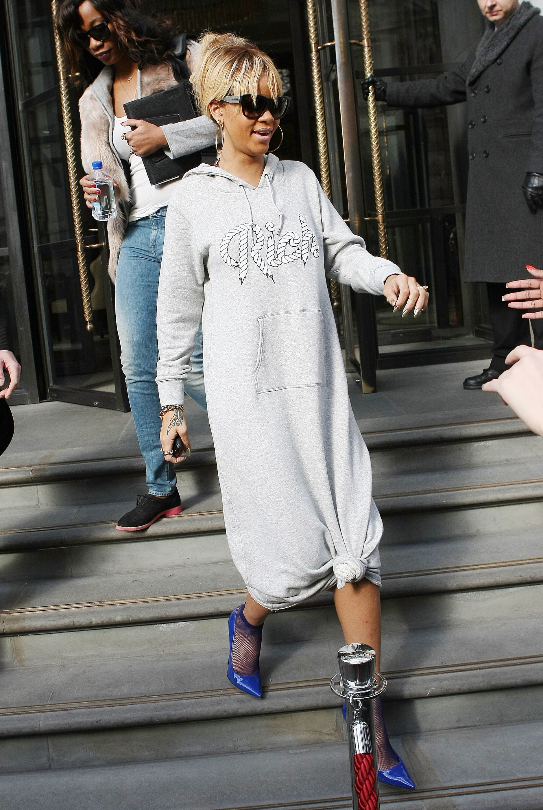 Rihanna leaving her hotel in London 21.2.2012_11.jpg