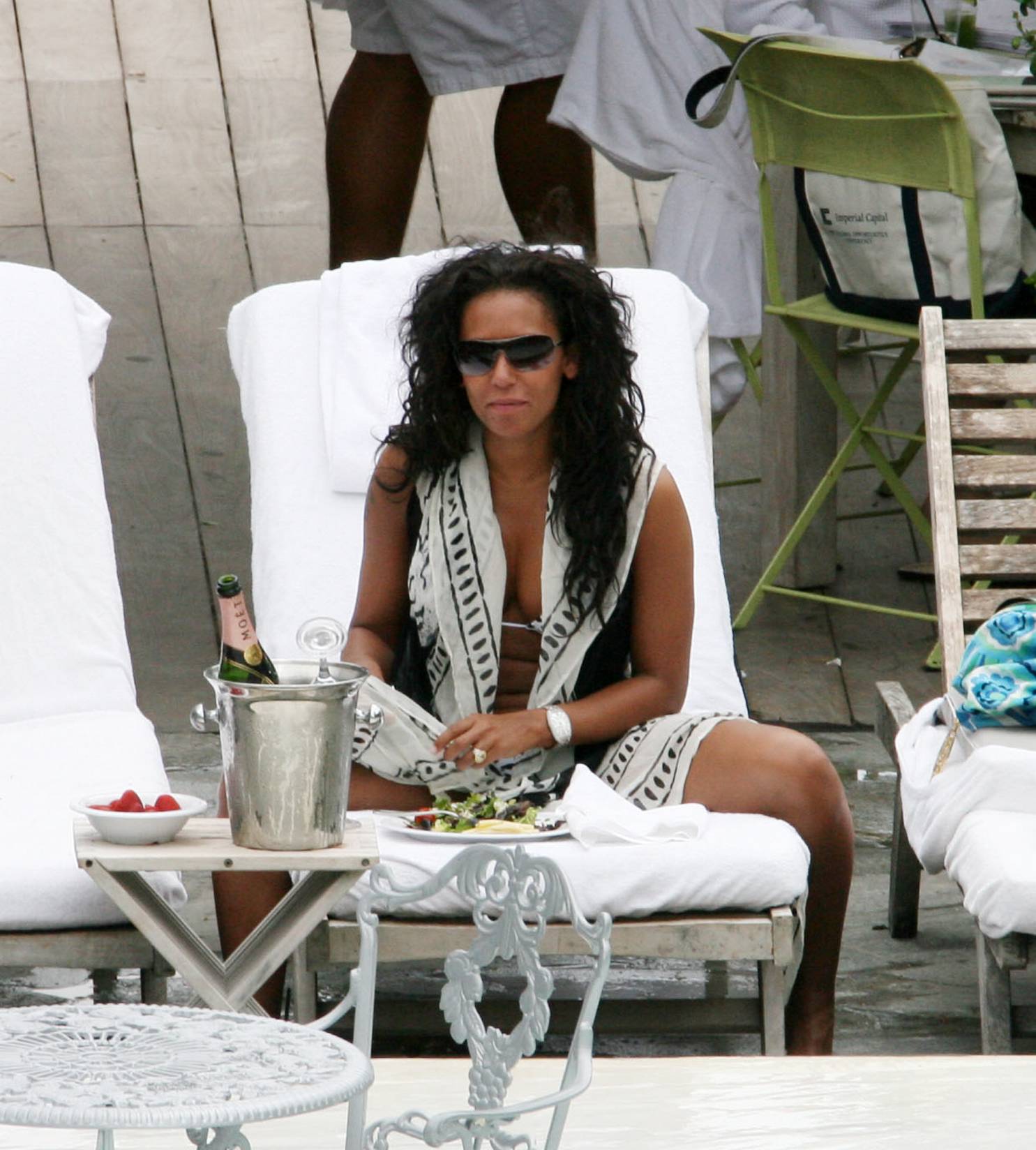 al_Day_Weekend_poolside_in_Miami_with_hubby005_123_255lo.jpg