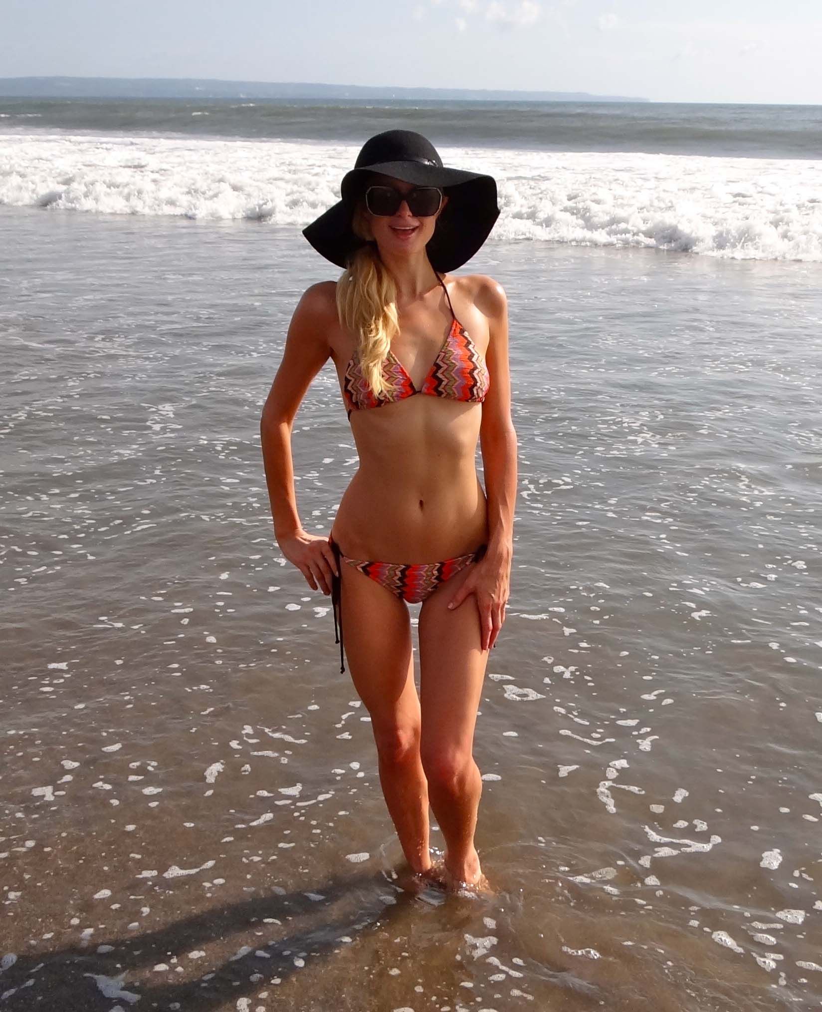 Paris Hilton Bikini Bali 11-14-11 (9).jpg