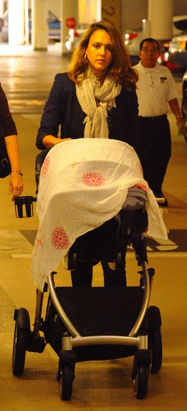Jessica+Alba+Out+Shopping+Santa+Monica+_jD0SL4qyZ2l.jpg