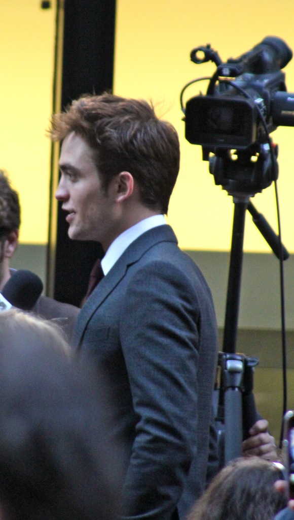 RobertPattinsonWFENYPremiereFanpicsNew53.jpg