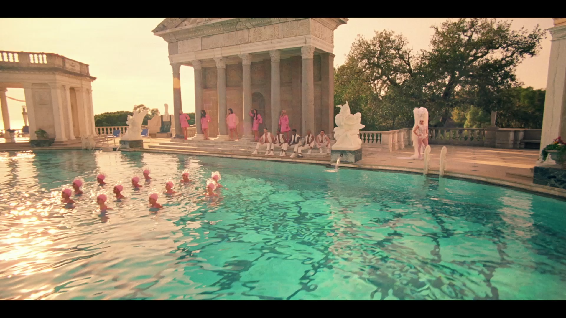 Lady Gaga - G.U.Y. - An ARTPOP Film.mov_snapshot_03.33_[2014.05.25_10.24.47].png