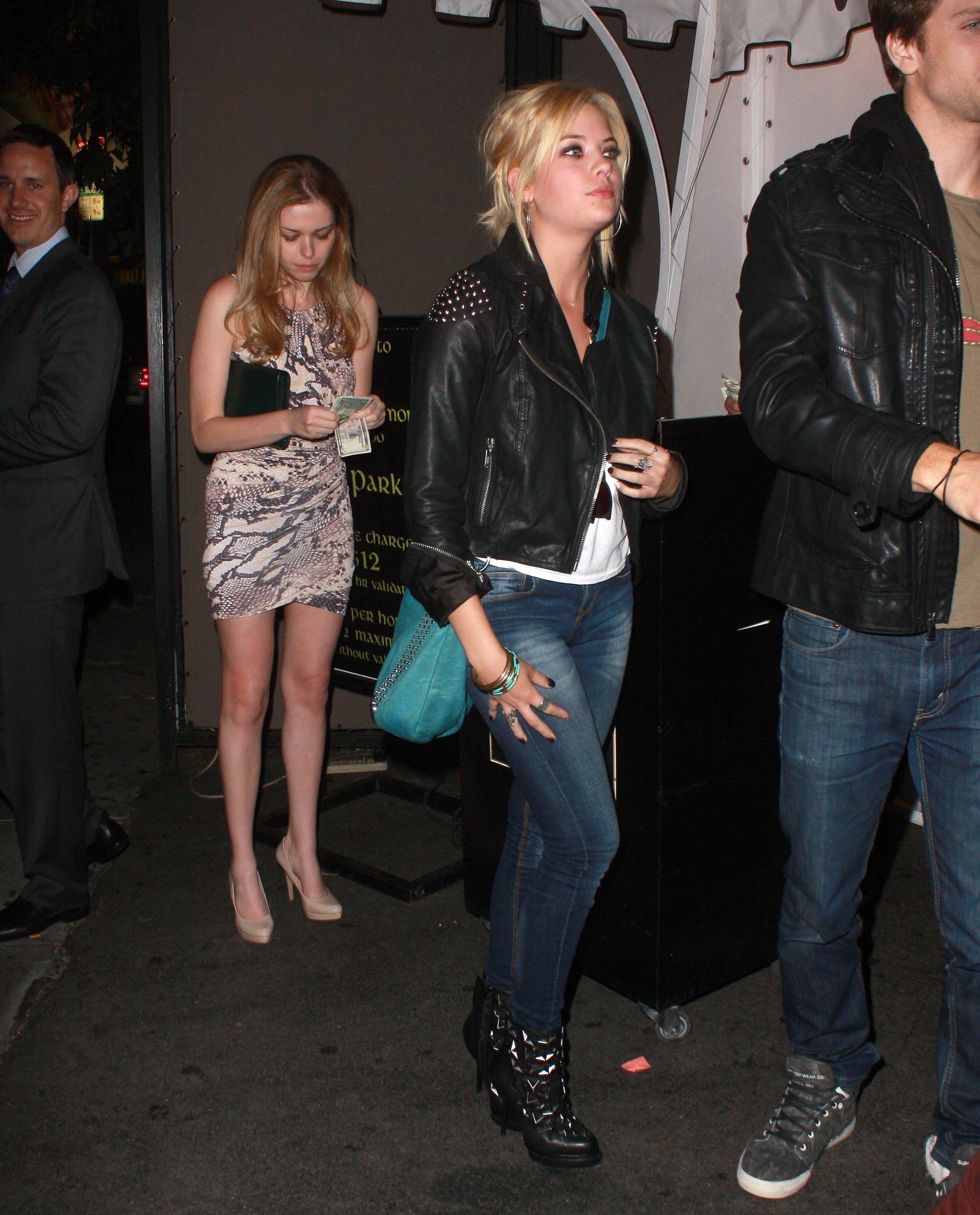 MCFan_for_Celeblounge09-06-2012 08-19_04.jpg