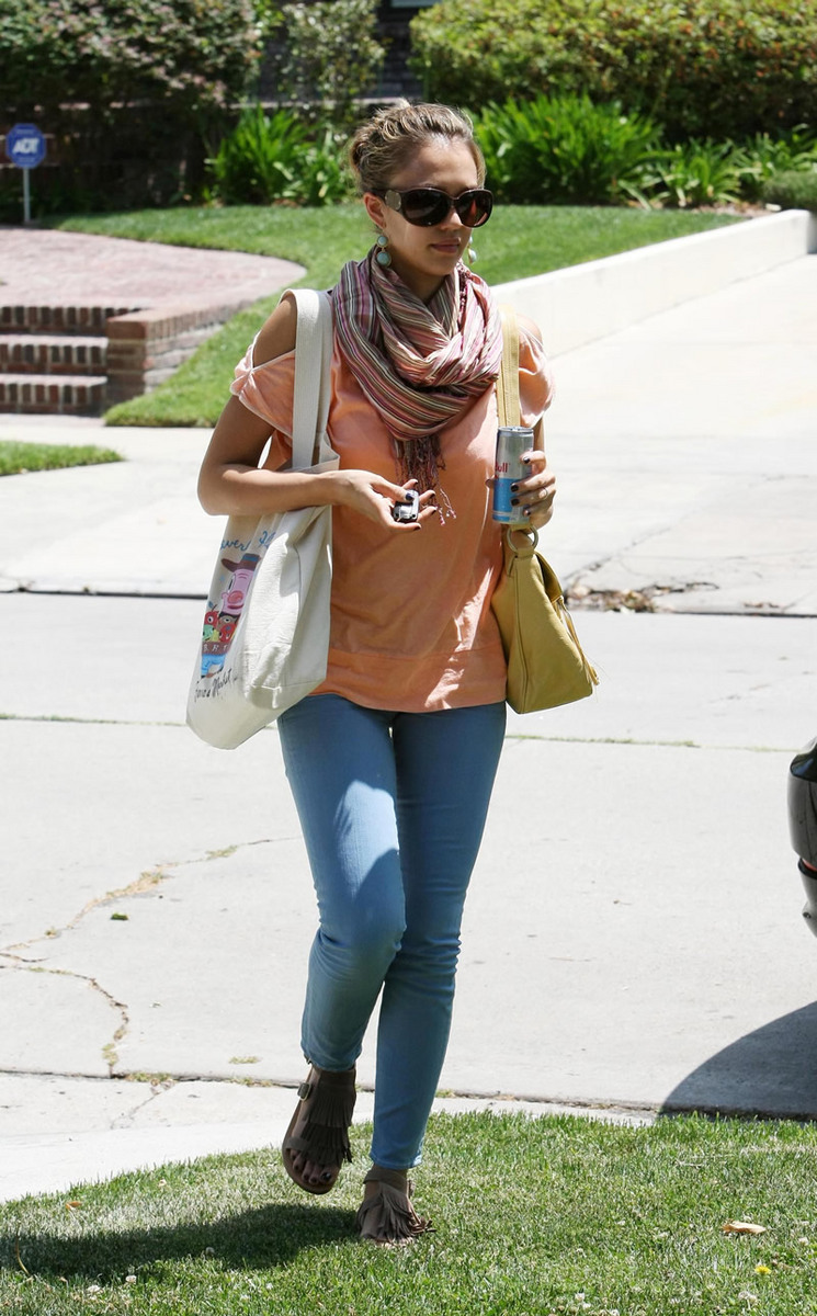 gallery_enlarged-jessica-alba-hot-ass-08.jpg