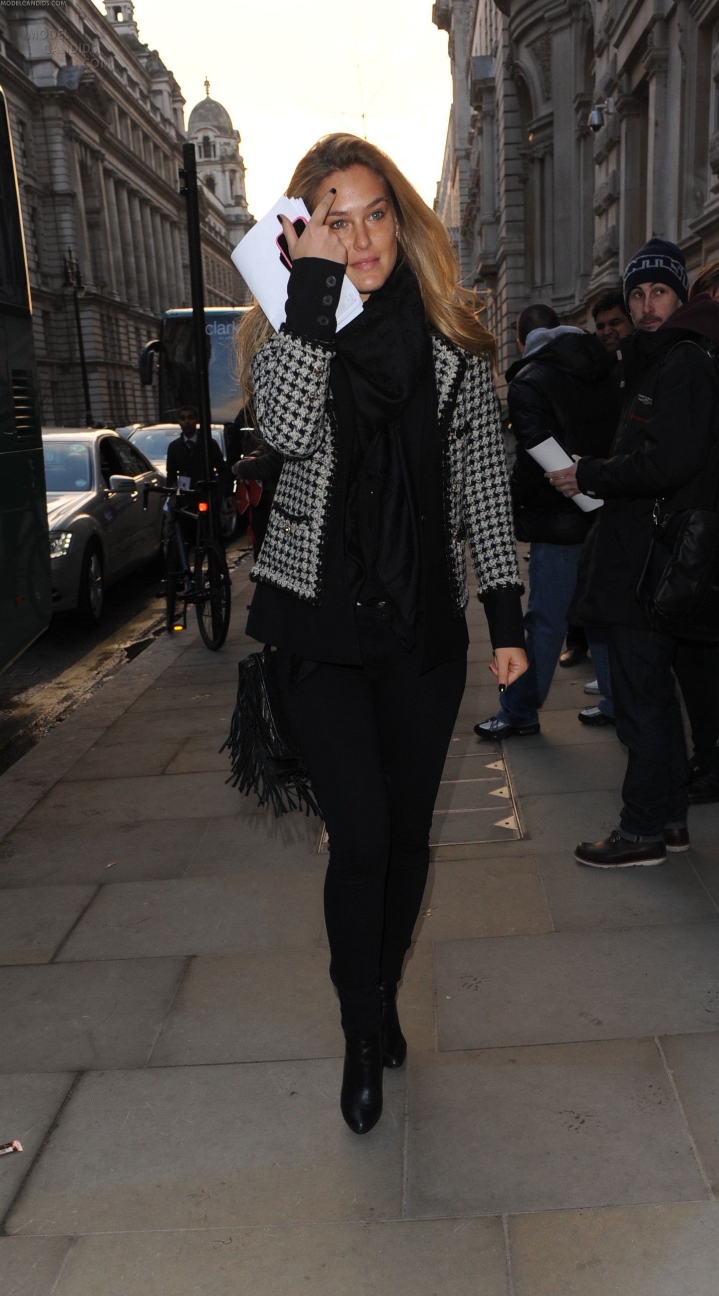 bar-refaeli-spotted-in-lo-115.jpg
