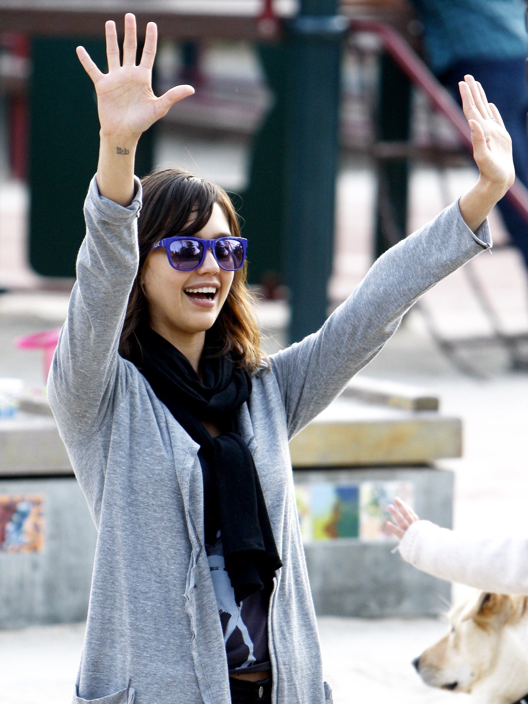 ith_her_daughter_at_the_park_in_Los_Angeles-02_122_607lo.jpg