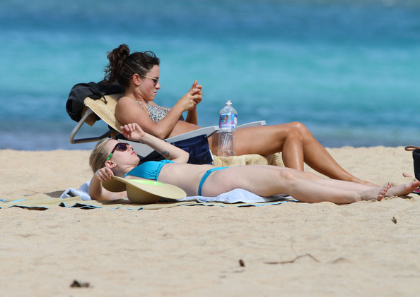 Scarlett Johansson Bikini Hawaii 02-10-12 (6).jpg