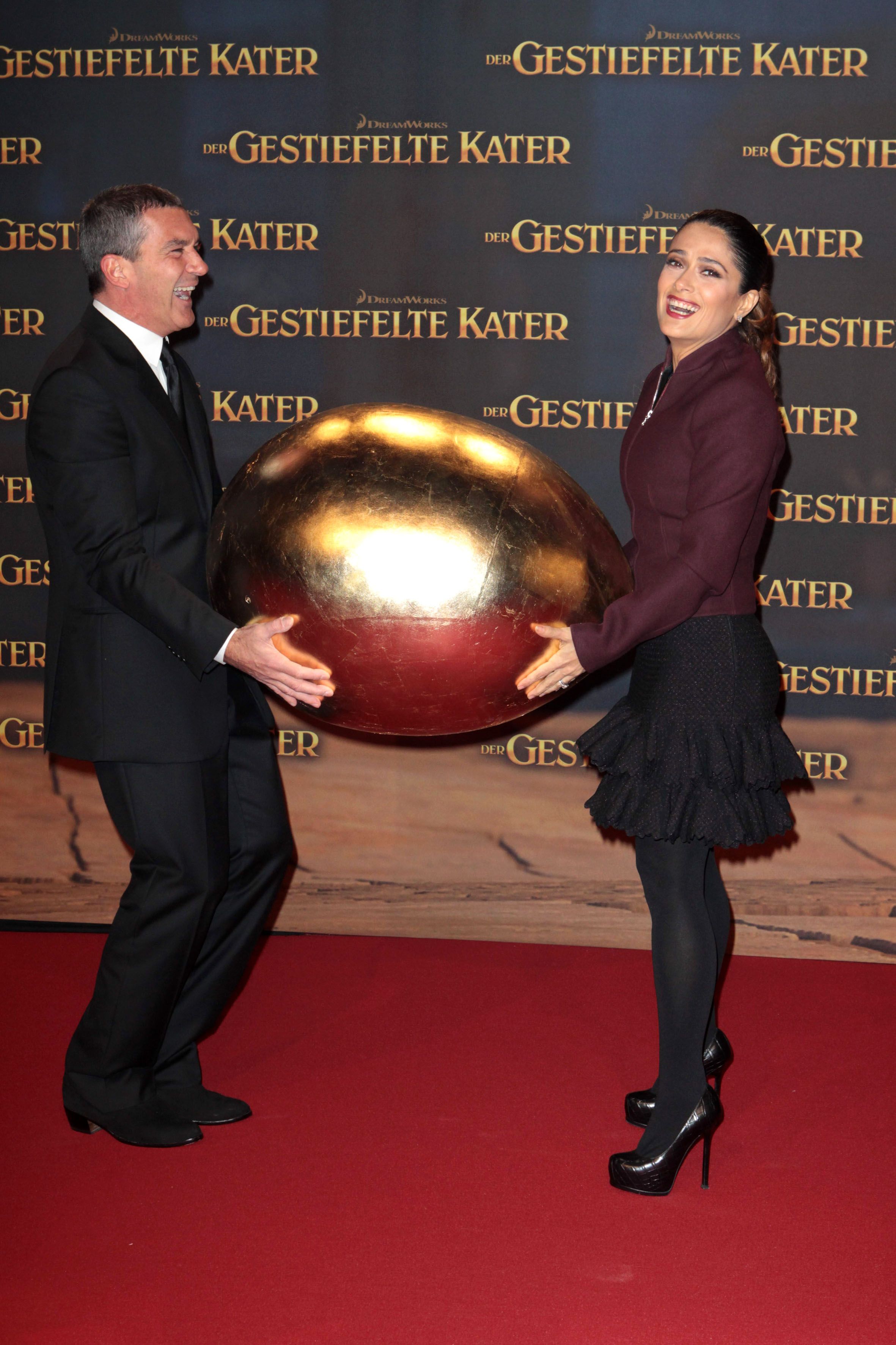 Salma Hayek and Antonio Banderas- Puss in Boots premiere in Berlin, Germany, Nov 22 , 2011 (7).jpg