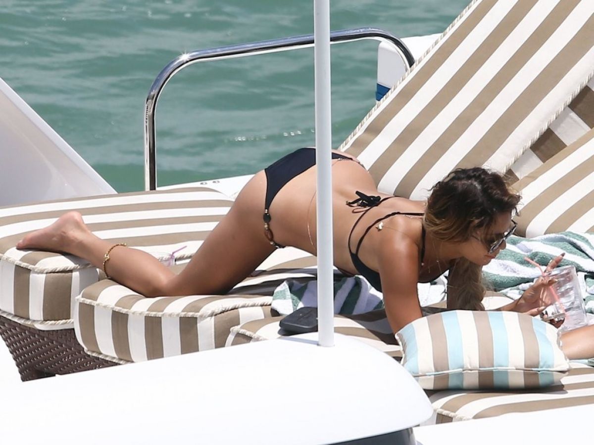 vanessa-hudgens-in-bikini-at-a-ycht-in-miami_11.jpg