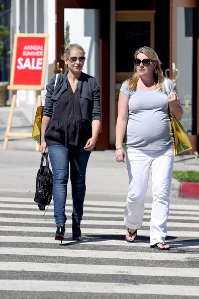 Sarah+Michelle+Gellar+shows+off+baby+bump+KOAIwUXNlTzl.jpg