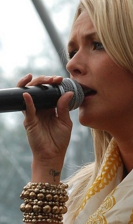 Silvy_de_Bie_performing_me2.jpg
