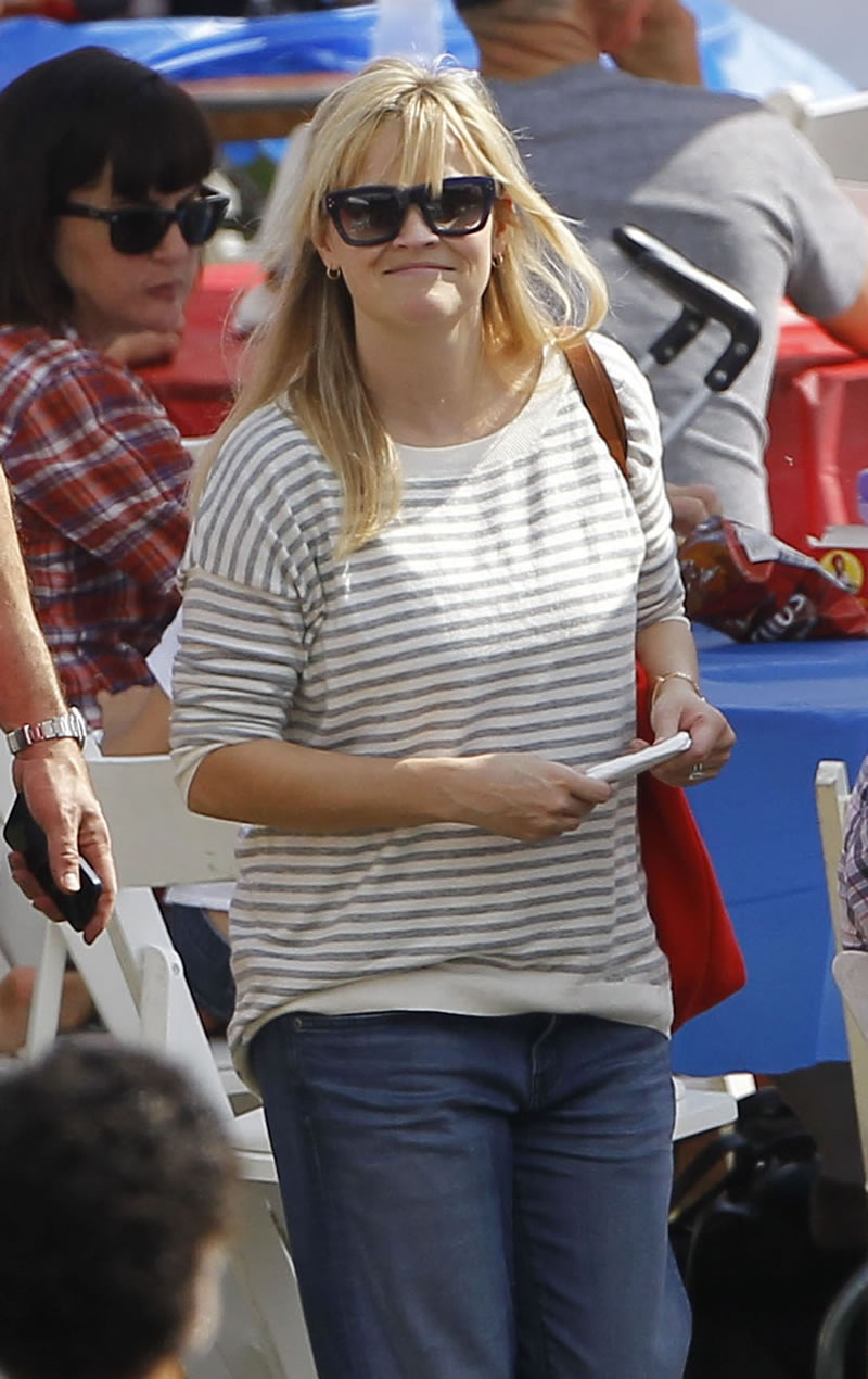 Reese Witherspoon-hot-dog (7).jpg