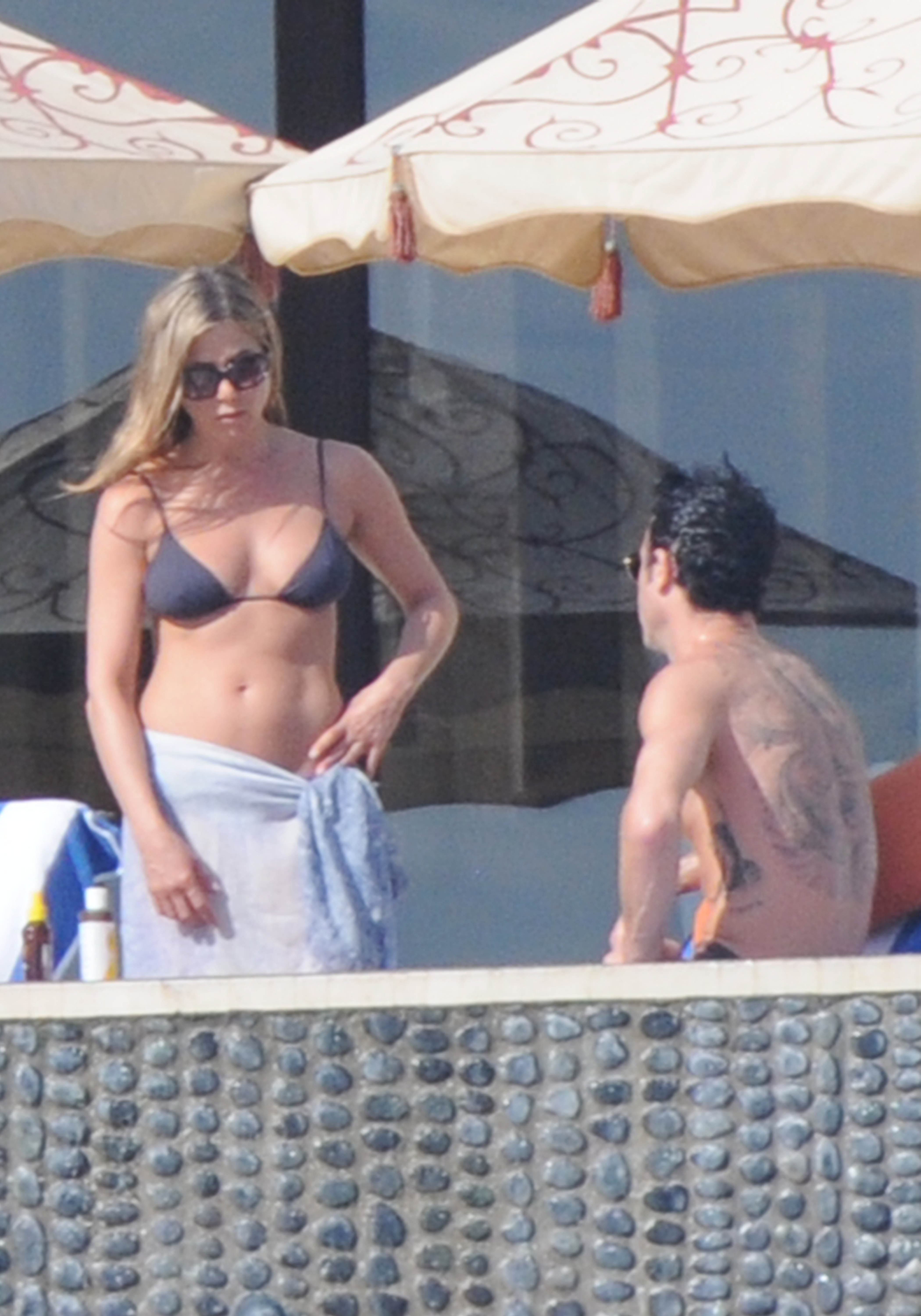 81131_Preppie_Jennifer_Aniston_and_Emily_Blunt_on_vacation_in_Los_Cabos_121_122_426lo.JPG