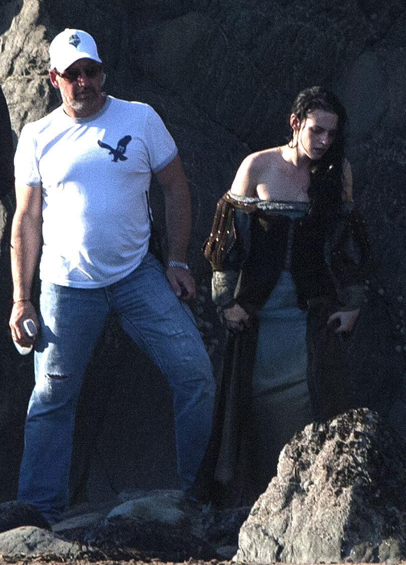 kristen-stewart-snow-white-set-09292011-11.jpg