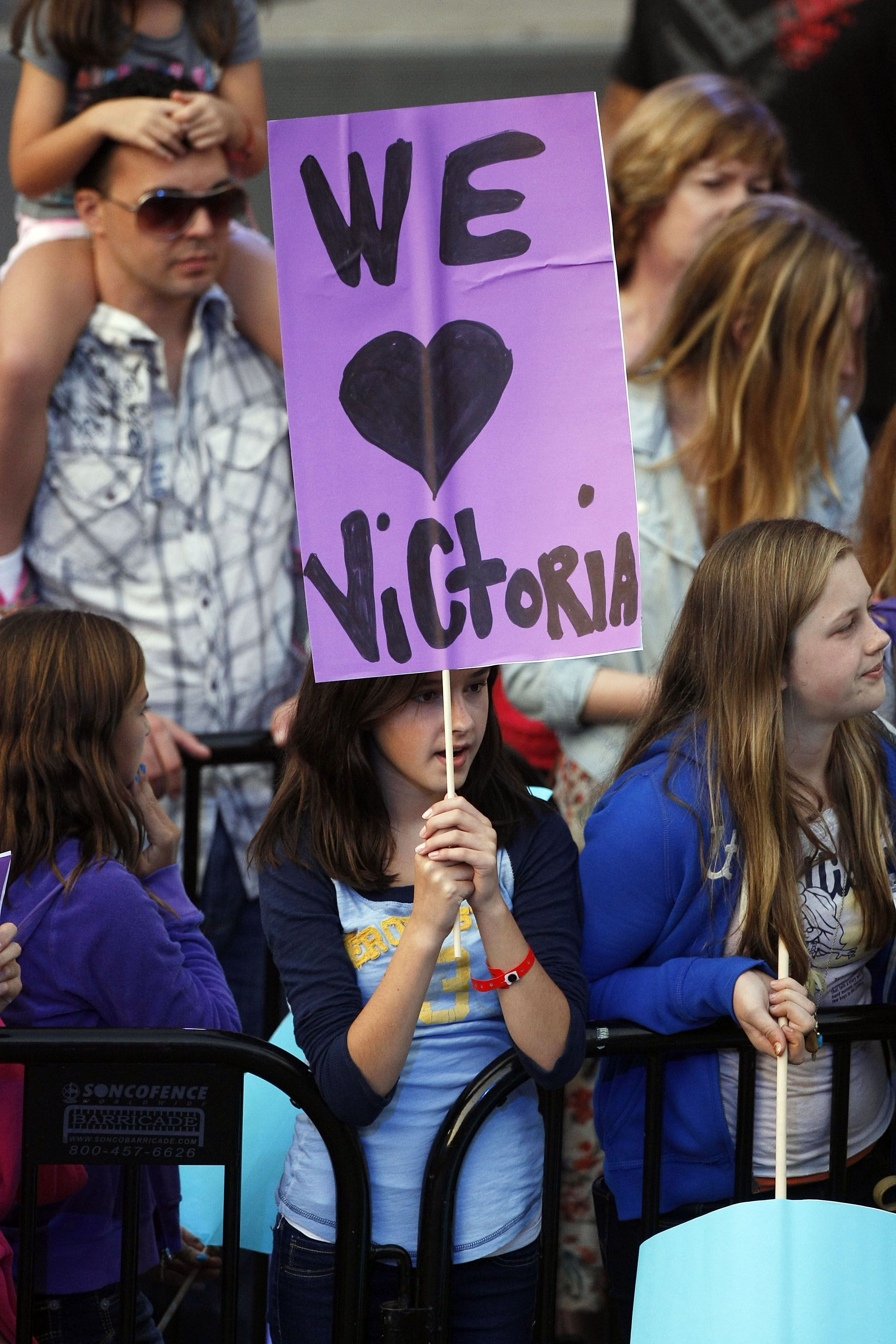 CU-Victoria Justice films a flash mob style scene of her music video-33.JPG