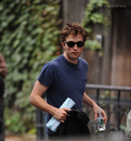 gallery_main-emilie-de-ravin-robert-pattinson-remember-me-set-07112009-01.jpg