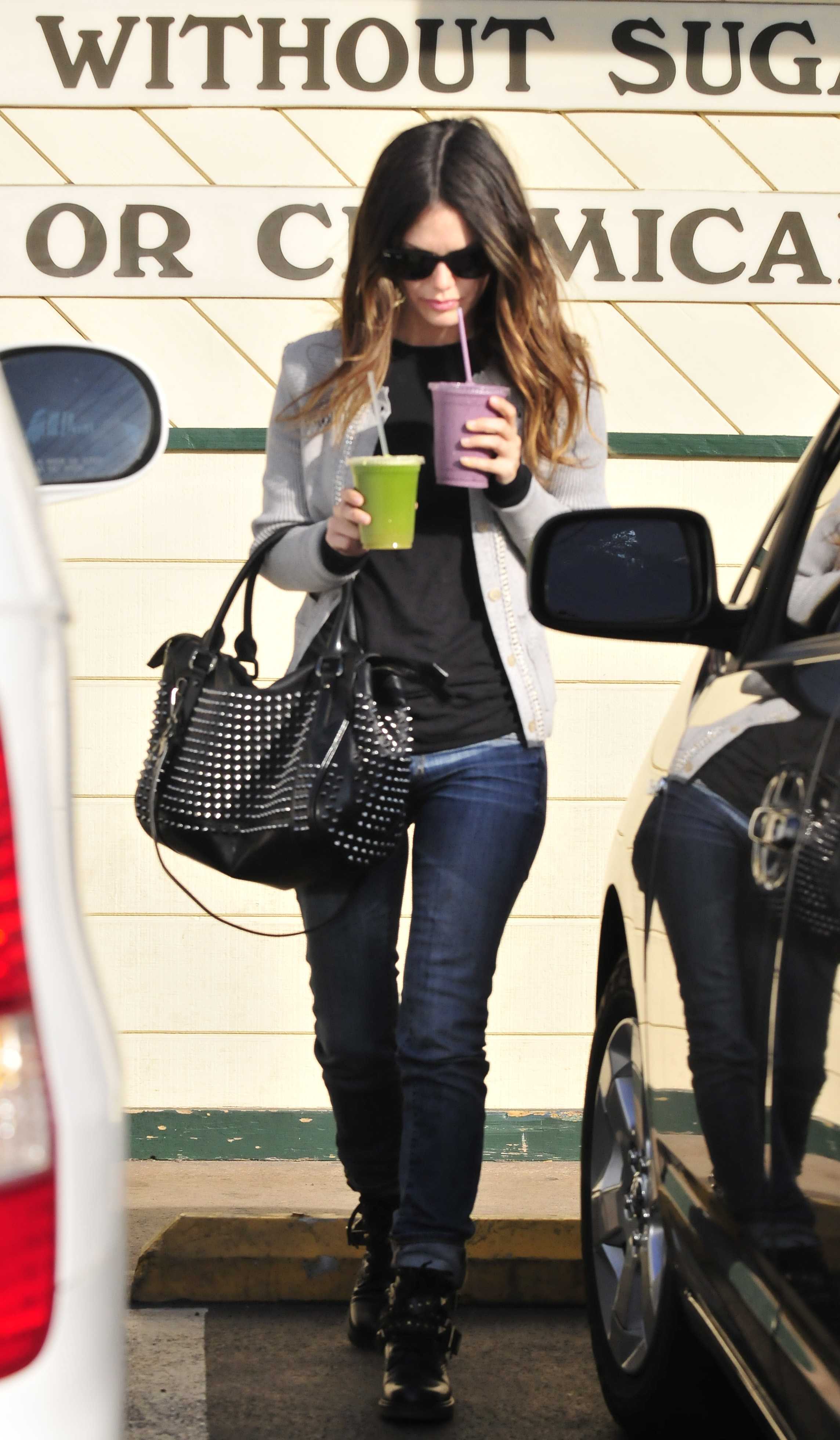 MCFan_for_celeblounge06-02-2011 00-00_03.jpg