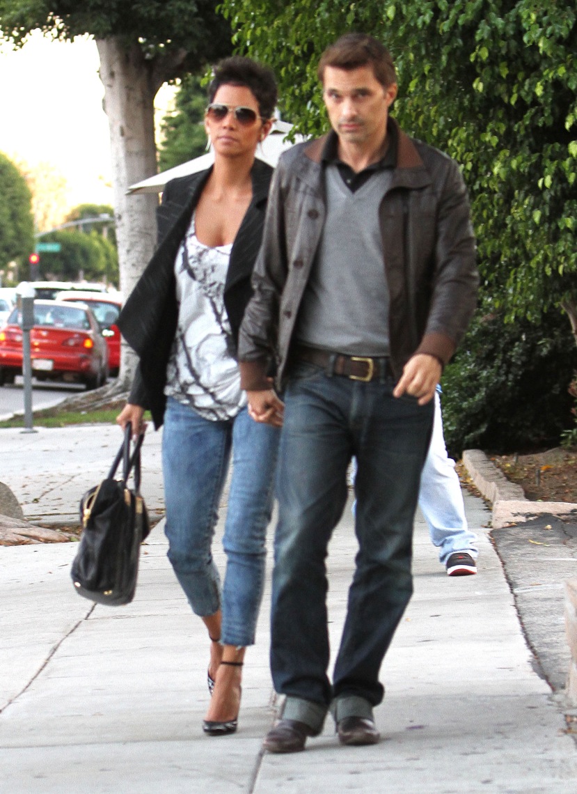 Halle Berry out for dinner in Los Angeles 12.10.2012_73.jpg