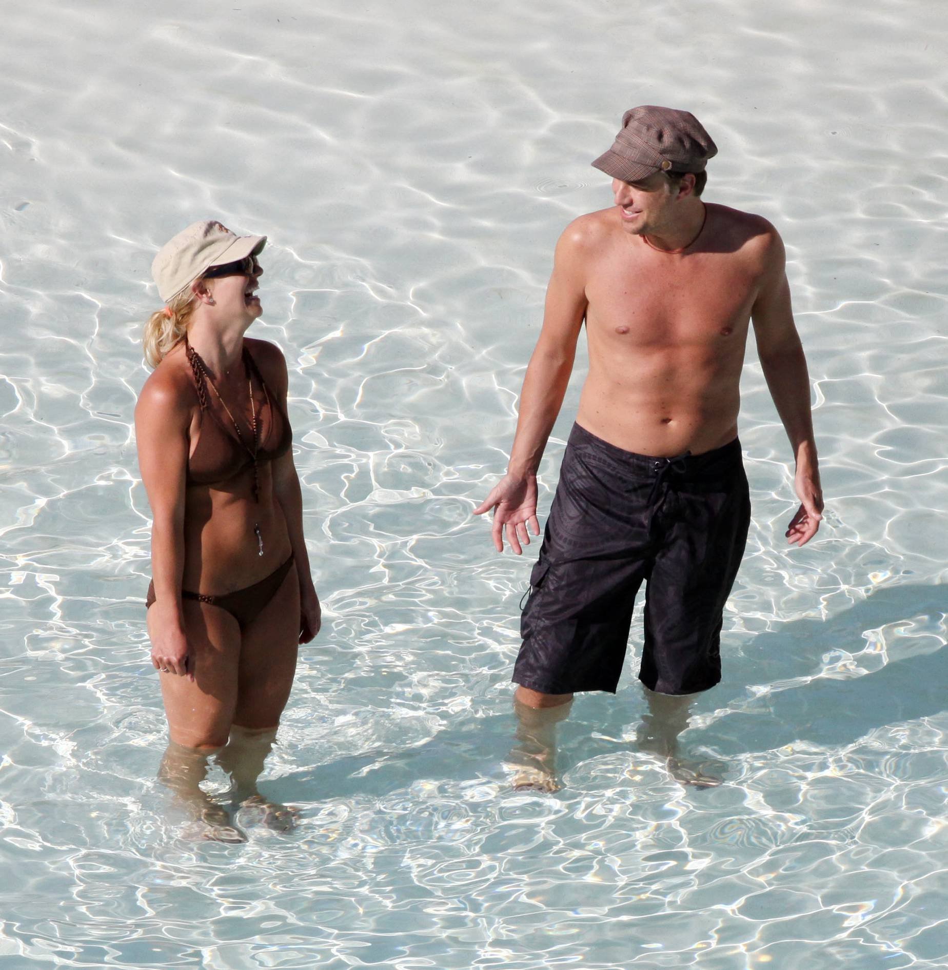 Britney_Spears_in_bikini_Carribbean_me16.jpg