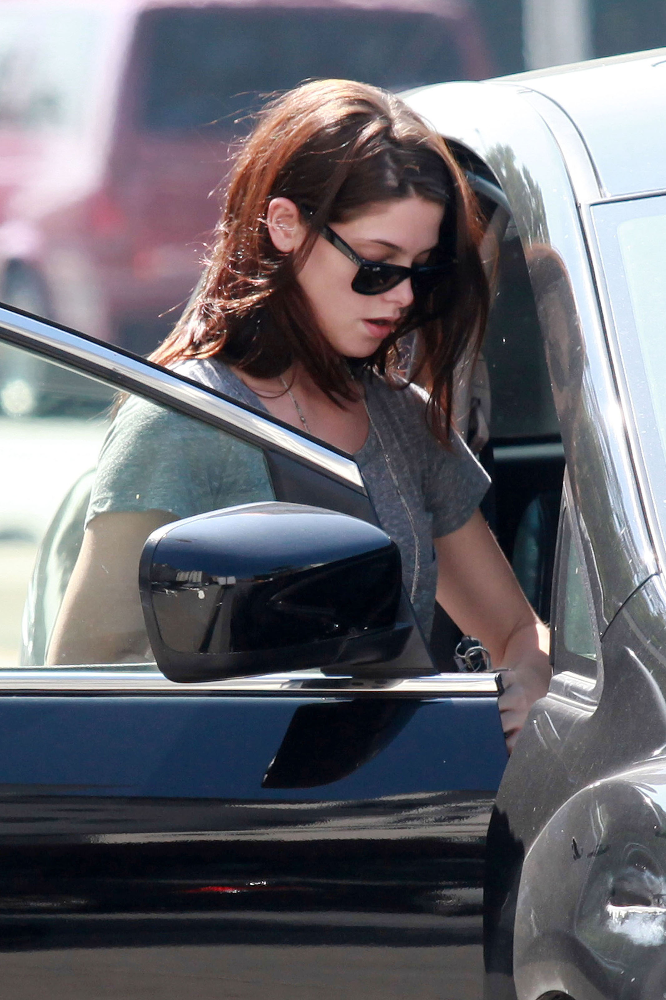 Ashley Greene - Returning home, LA - 171011_017.jpg