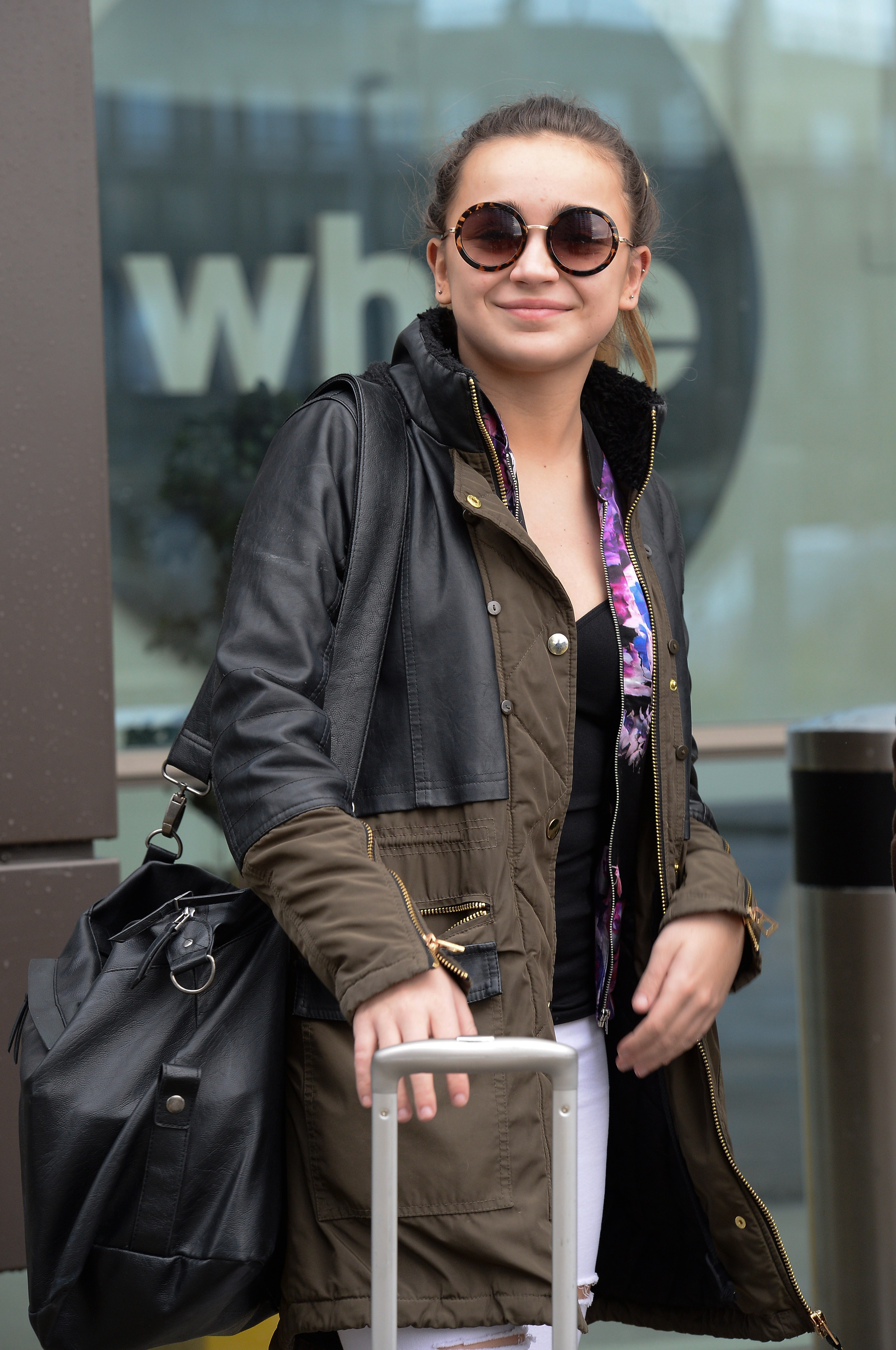 MCFan_for_Celeblounge&HQCelebCorner06-03-2016 13-50_03.jpg
