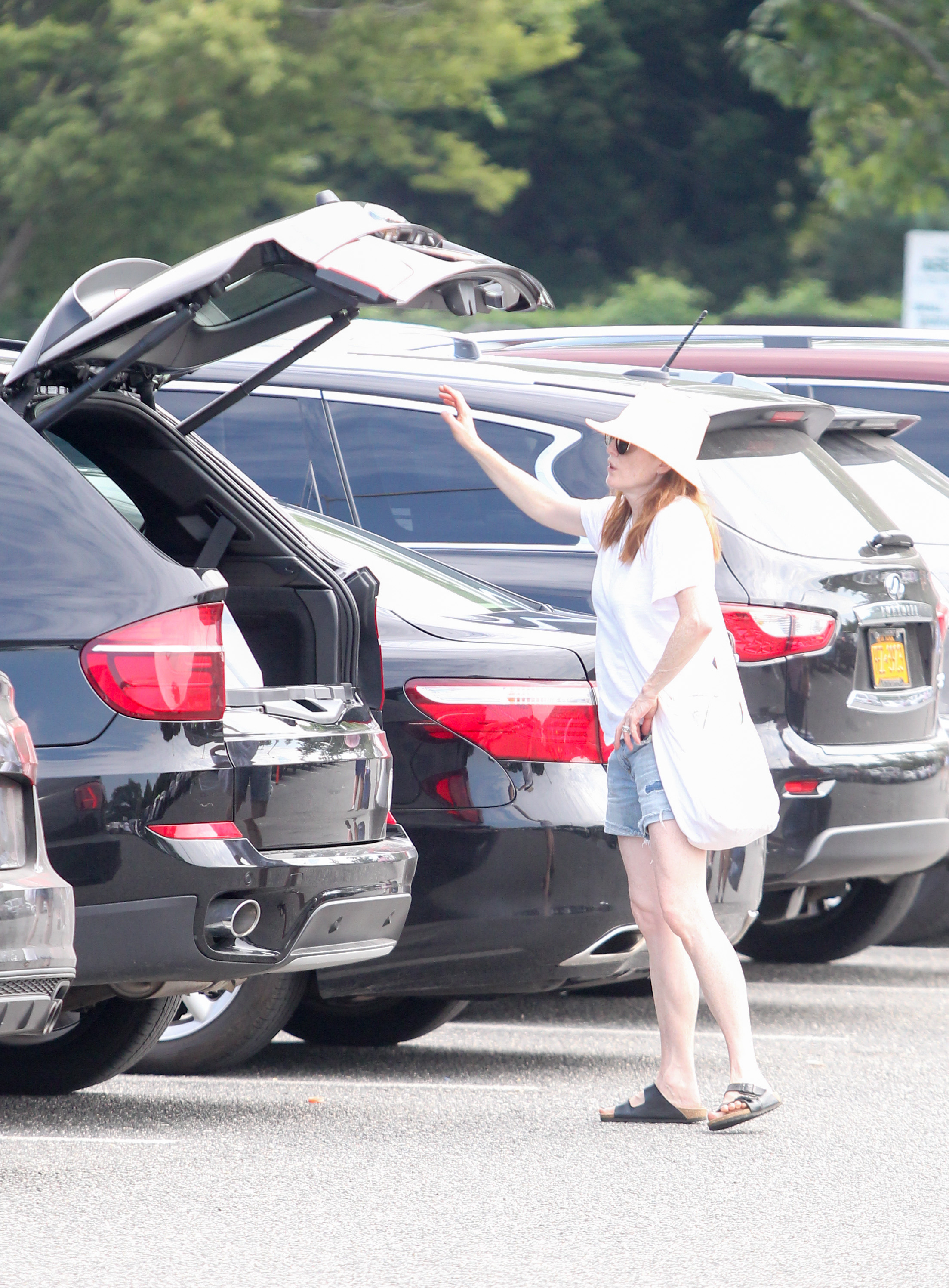 INF_3938797_Julianne_Moore_Runs_Errand.JPG