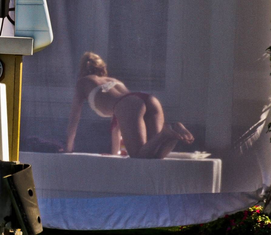 Shakira Bikini Miami 01-04-12 (7).jpg