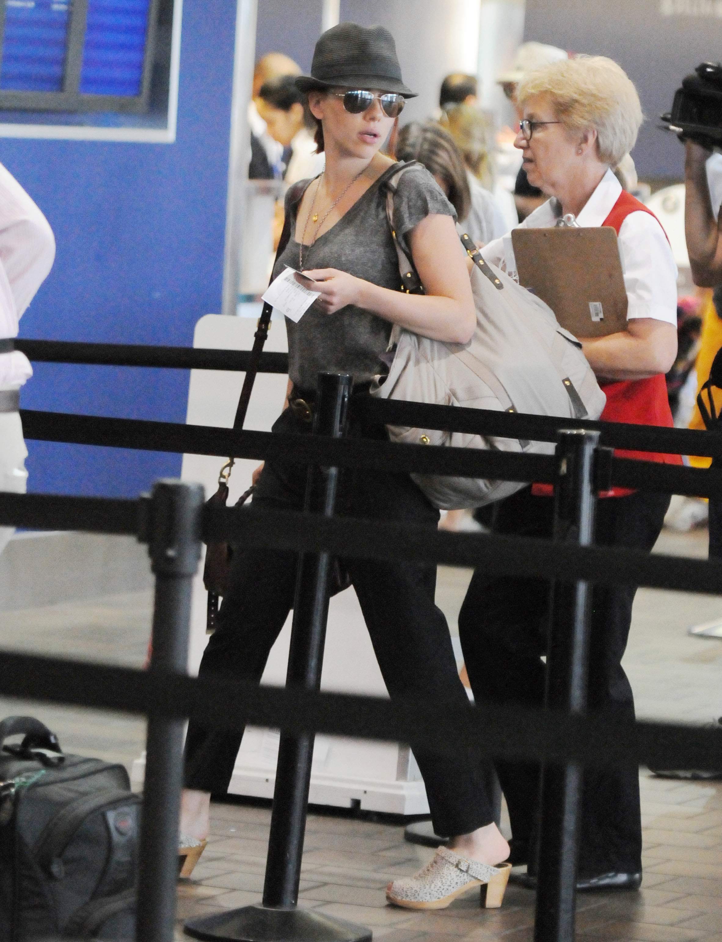 Scarlett_Johansson_at_the_airport_in_New_York_City_2_122_490lo.jpg