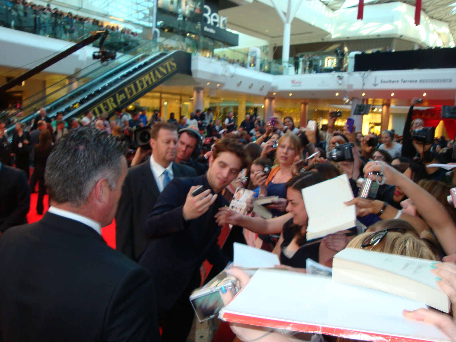 TodoTwilightSaga+-+Fotos+exclusivas+de+Rob+en+la+Premiere+de+Londres+(13).JPG