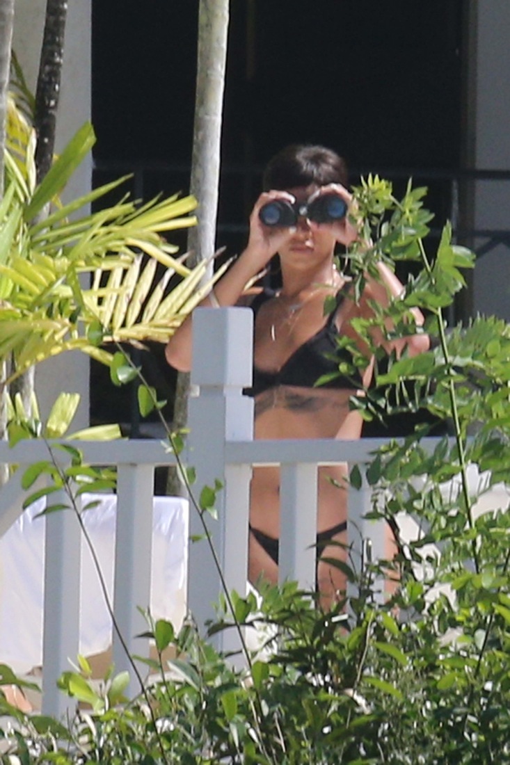 Rihanna on the balcony of her villa in Barbados 23.12.2012_04.jpg