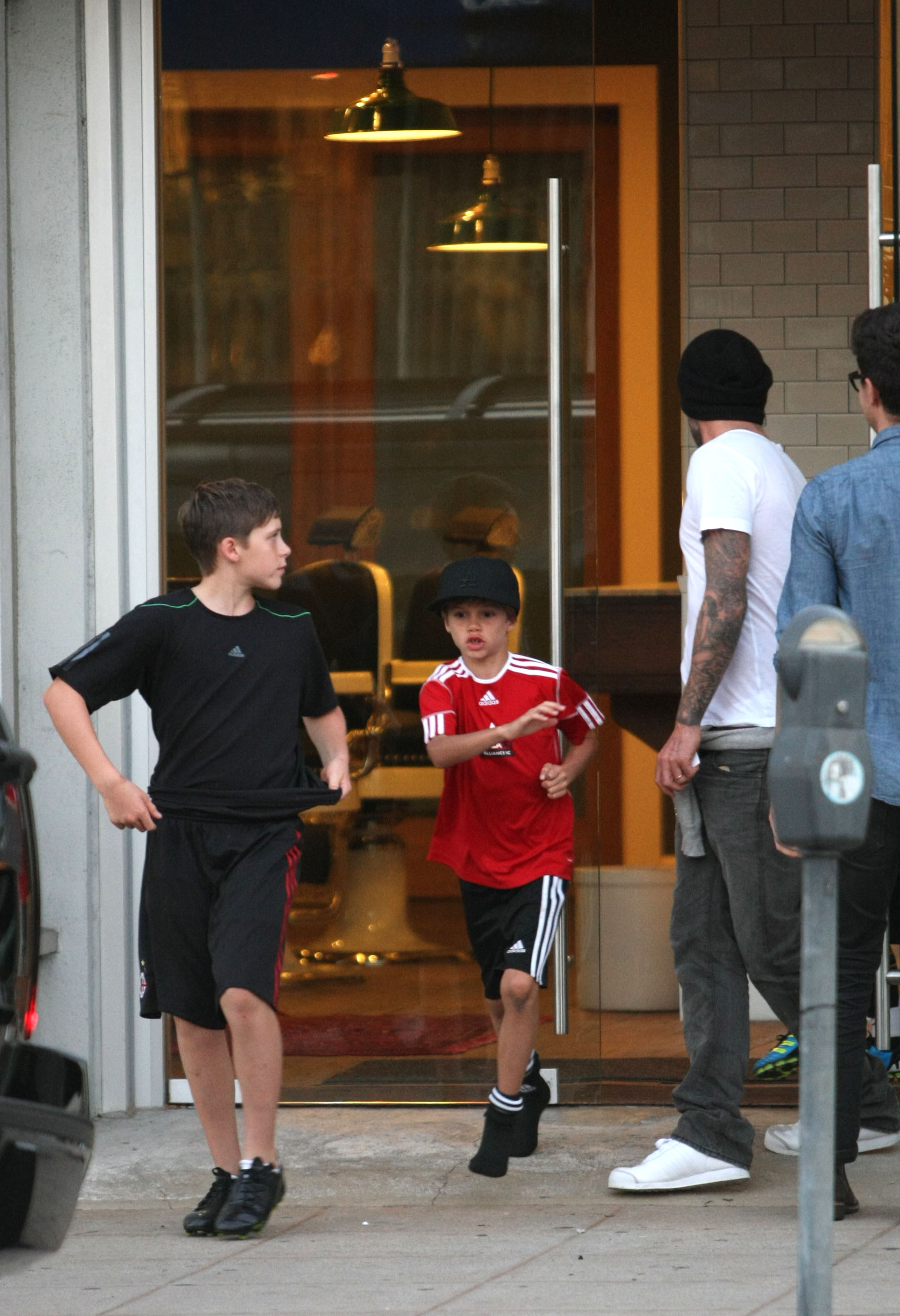 70592_DavidBeckham_VisitahairdresserinLosAngelesOctober82011_By_oTTo16_122_146lo.jpg