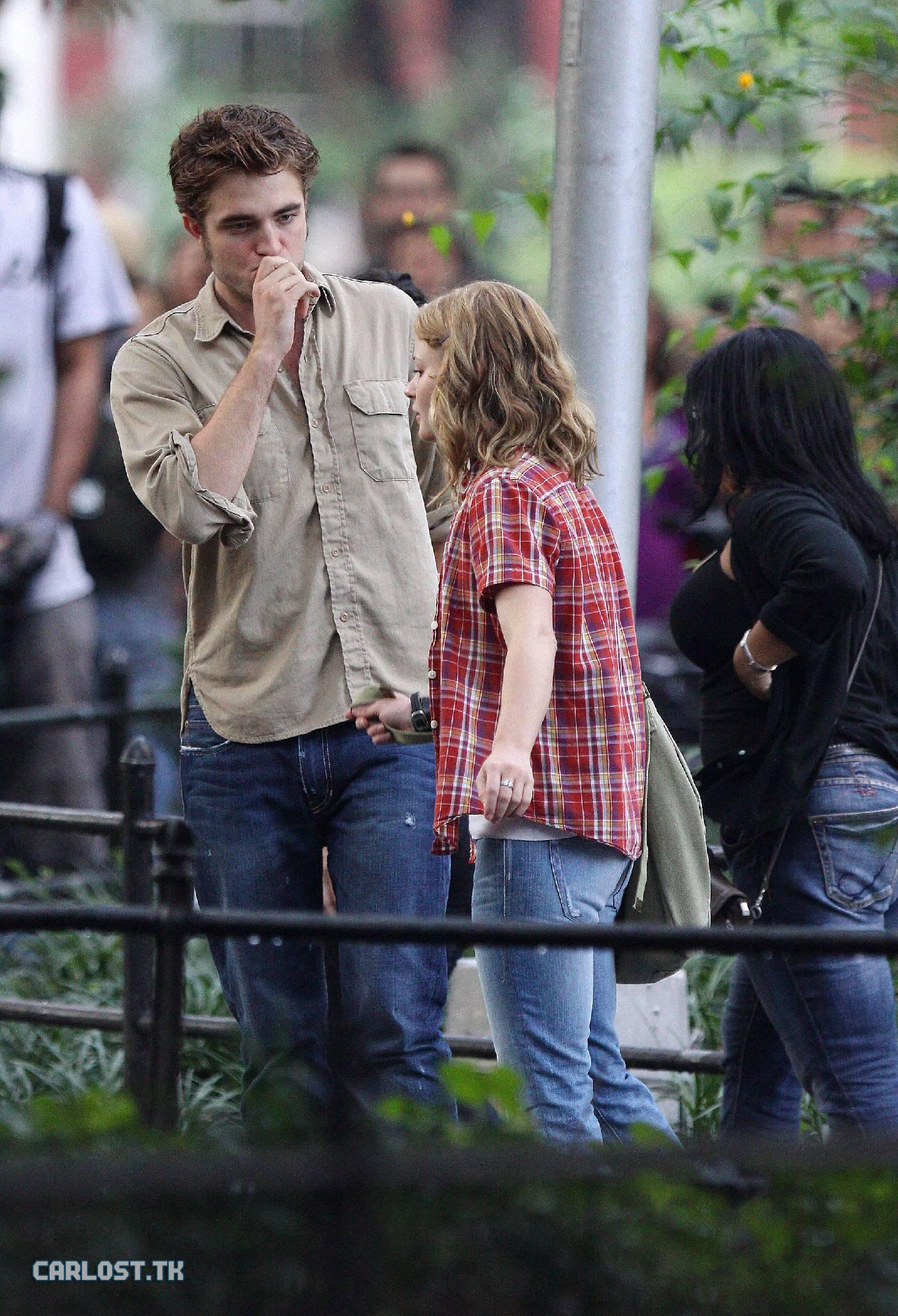 bert_Pattinson_Remember_Me_Central_Park_CarLost.Tk_HQ_03.jpg