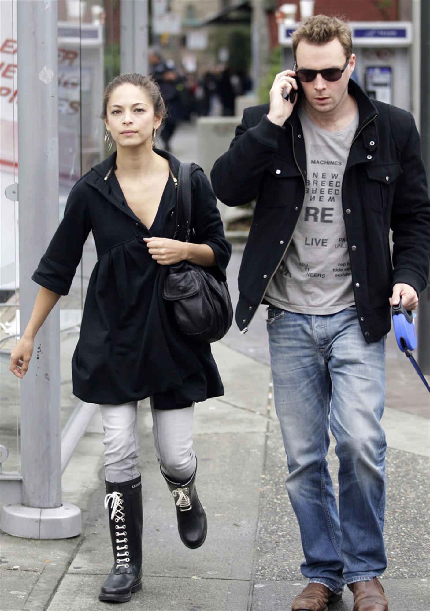 1VXYN0J23L_Kristin-Kreuk_Bikini-HQ_12_.jpg