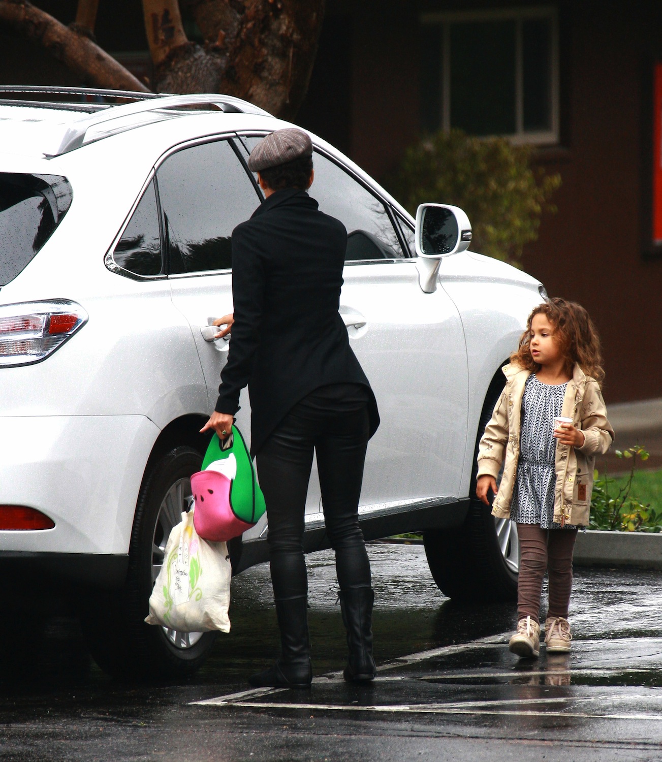 Halle Berry picking her daughter from school 25.1.2013_03.jpg