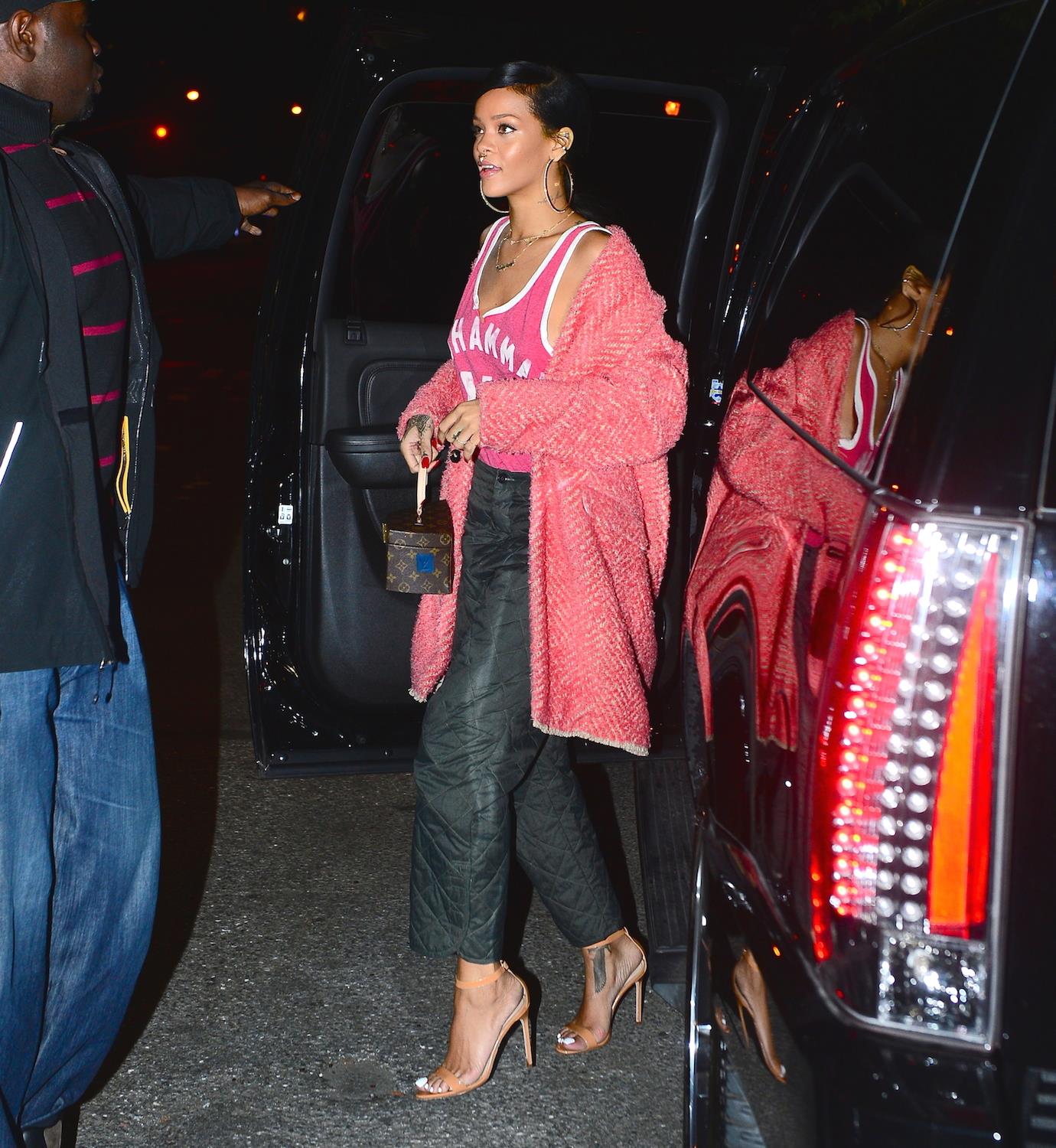 Rihanna dining at Da Silvano in N.Y.C. 2.11.2014_03.jpg
