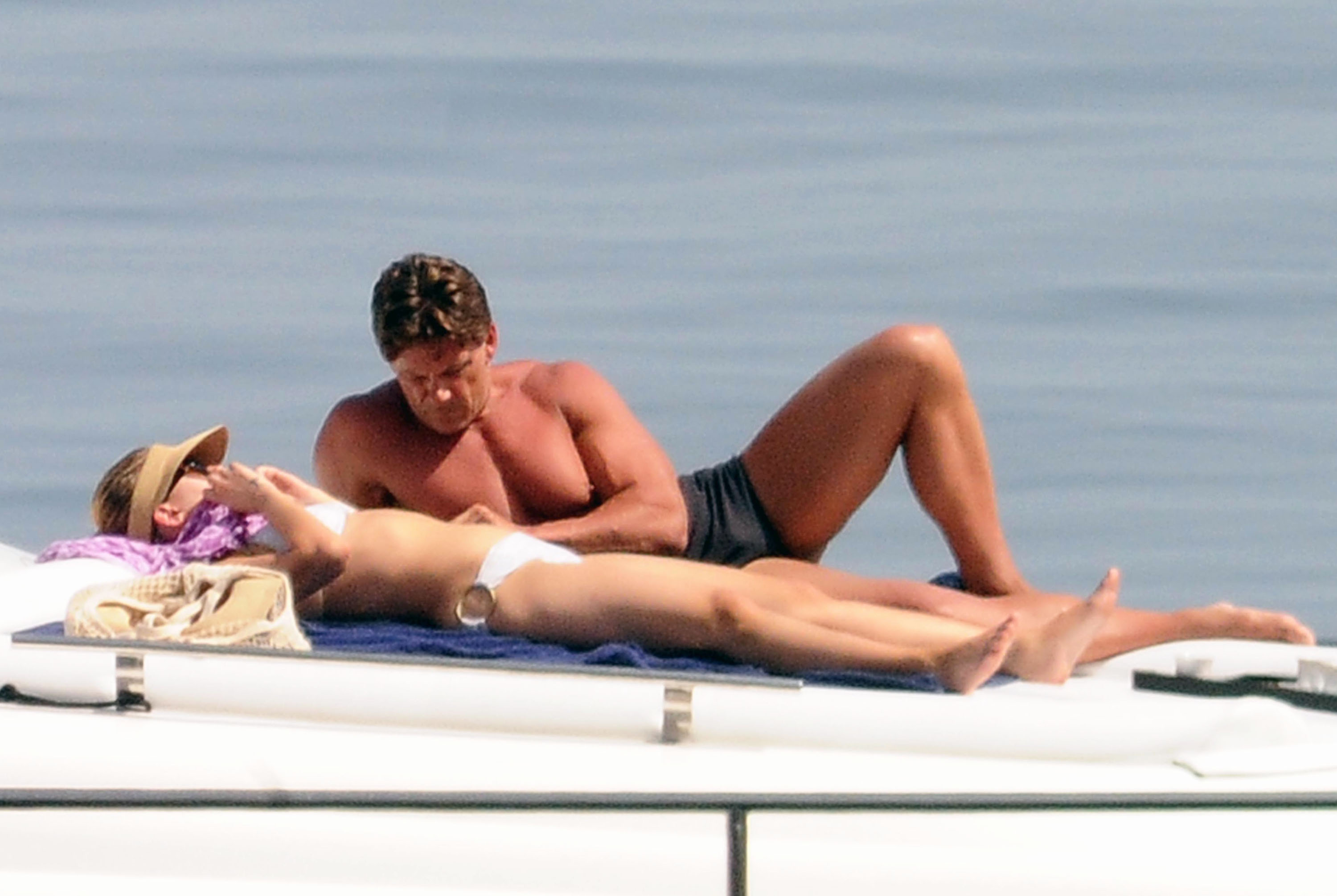 Scarlett_Johansson_bikini_on_a_yacht_in_Taormina_070912_23.jpg