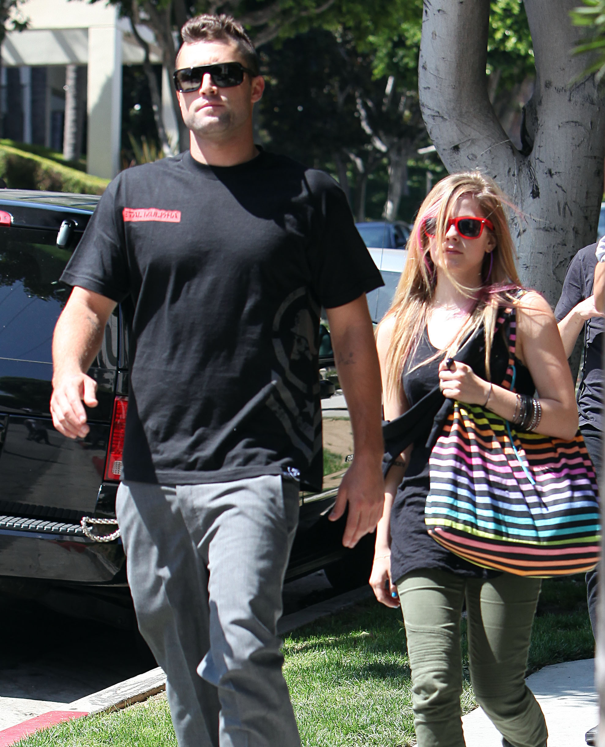 by_mah0ne-Avril_Lavigne_Making_Her_Way_To_A_Cab_In_Los_Angeles_07.08.10_007.jpg