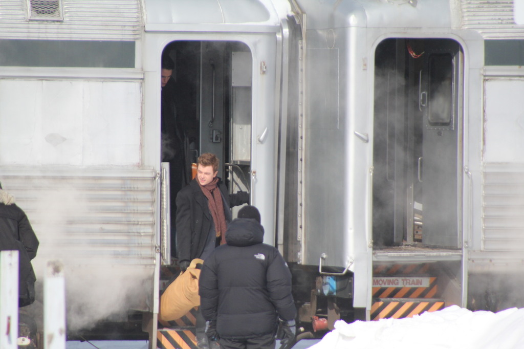 RobertPattinsonLifeSetMarch5th20142.jpg