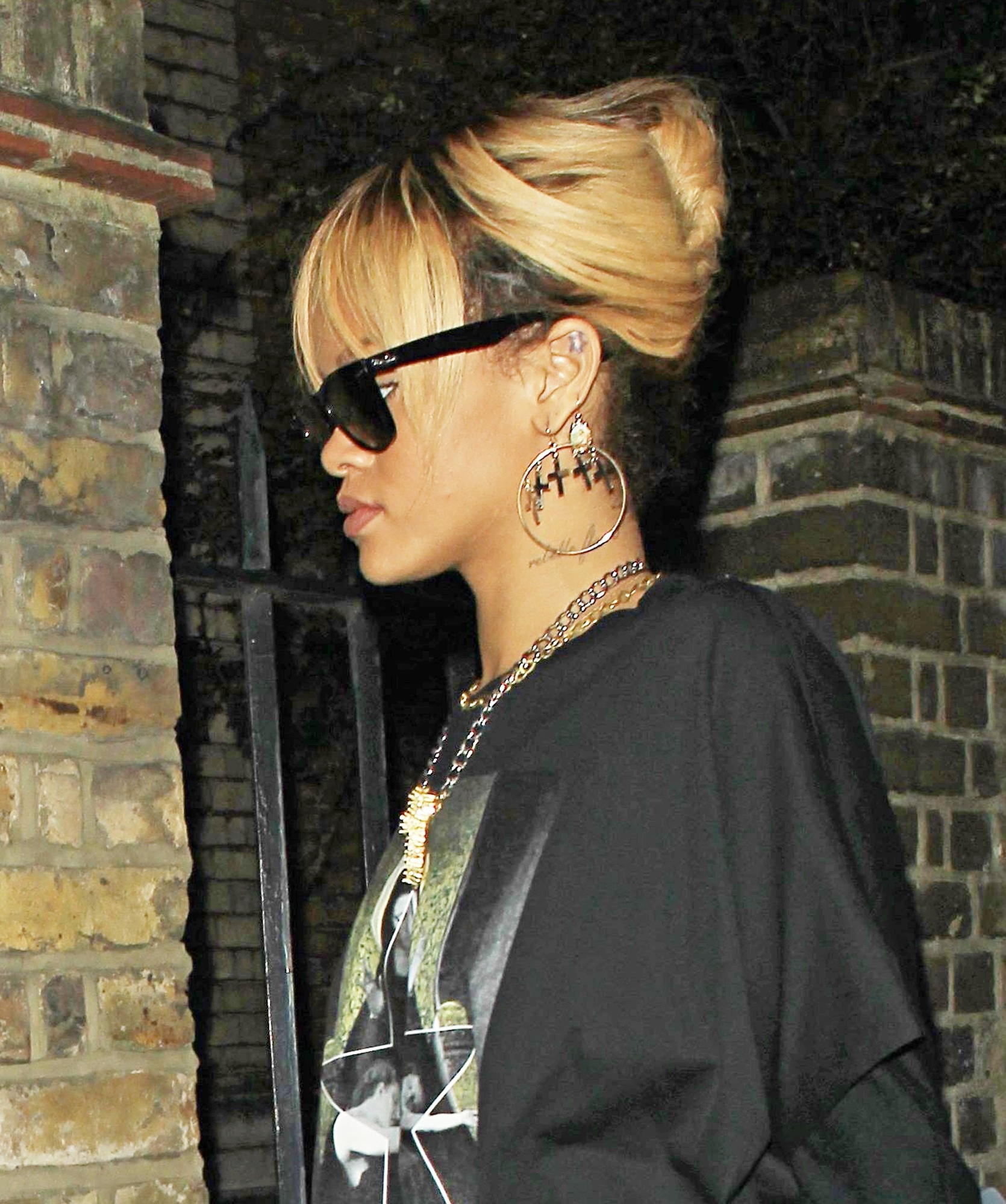 Rihanna visits Prelude London fashion company 23.2.2012_02.jpg