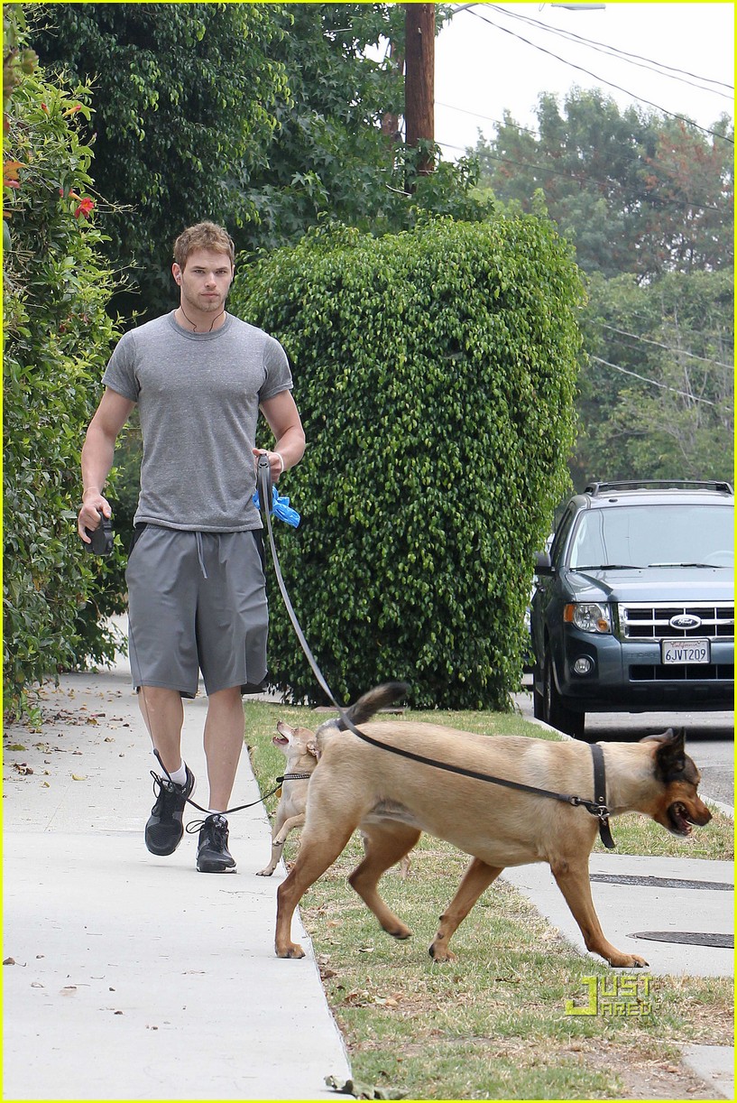 kellan-lutz-walking-dogs-grey-shirt-05.jpg