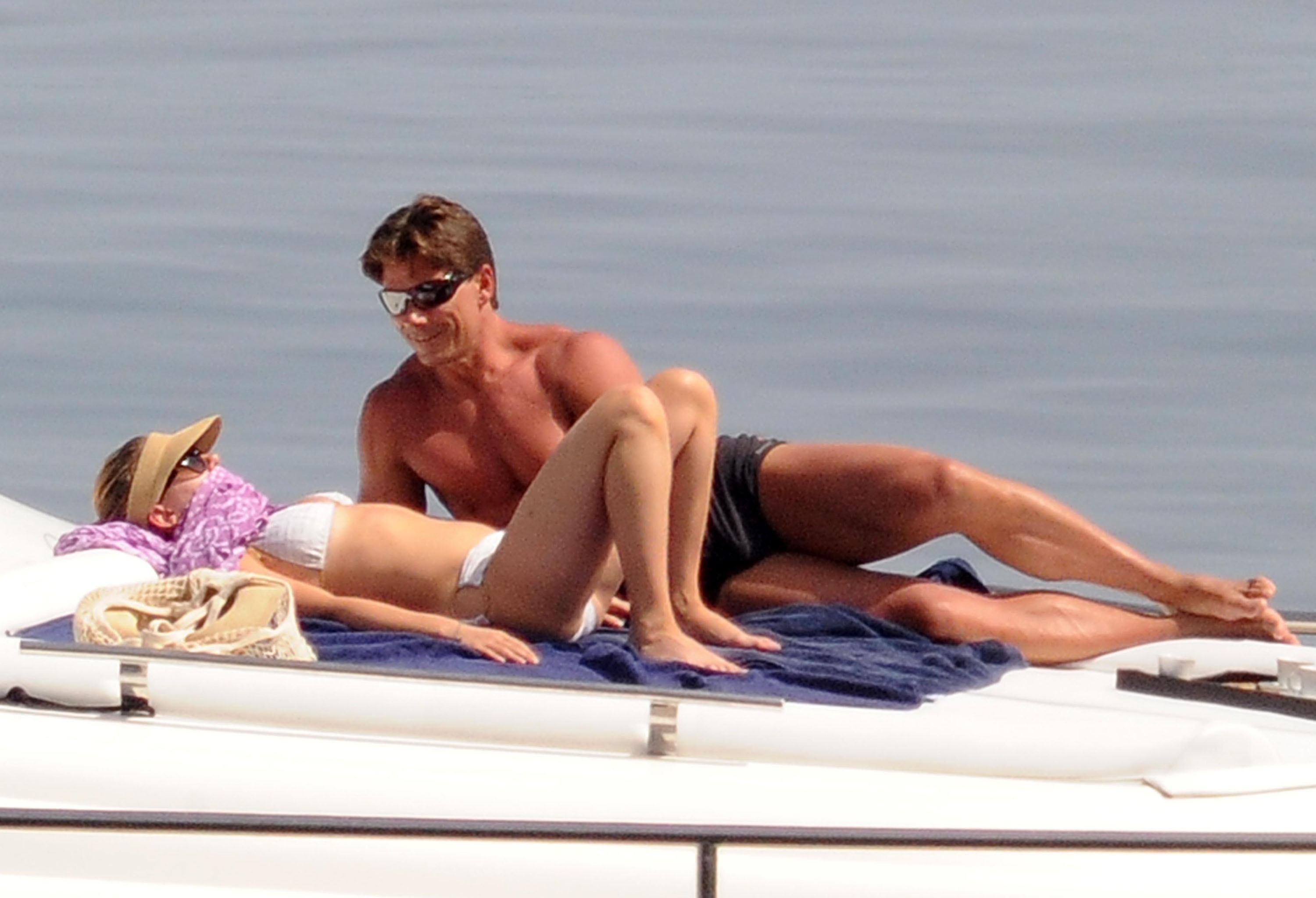Scarlett_Johansson_bikini_on_a_yacht_in_Taormina_070912_21.jpg