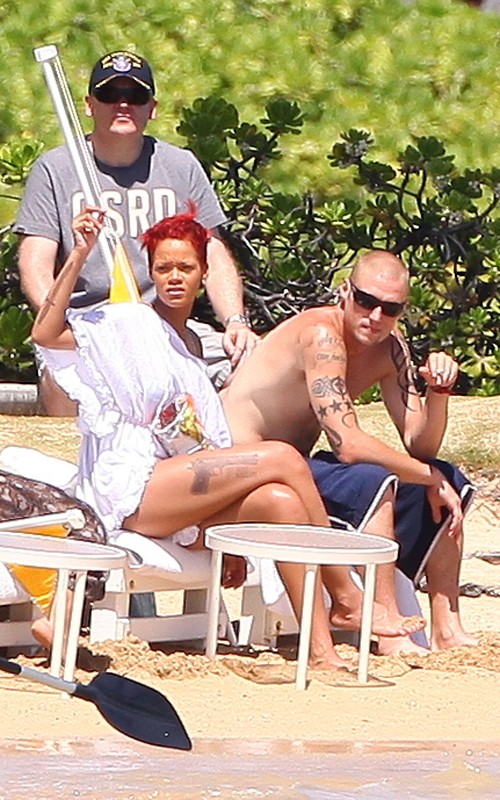 rihanna-090510-28.jpg