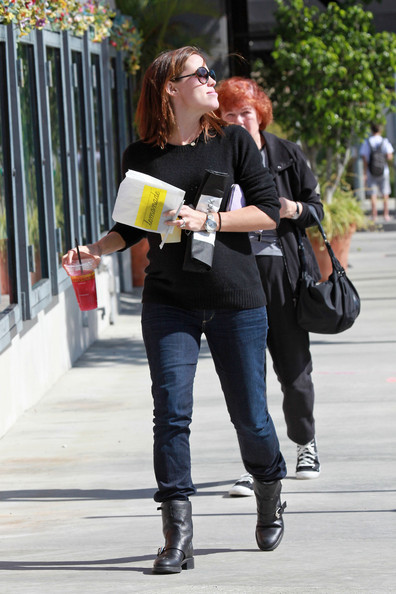 Jennifer+Garner+shows+off+pregnant+belly+goes+-d8p21alzpKl.jpg
